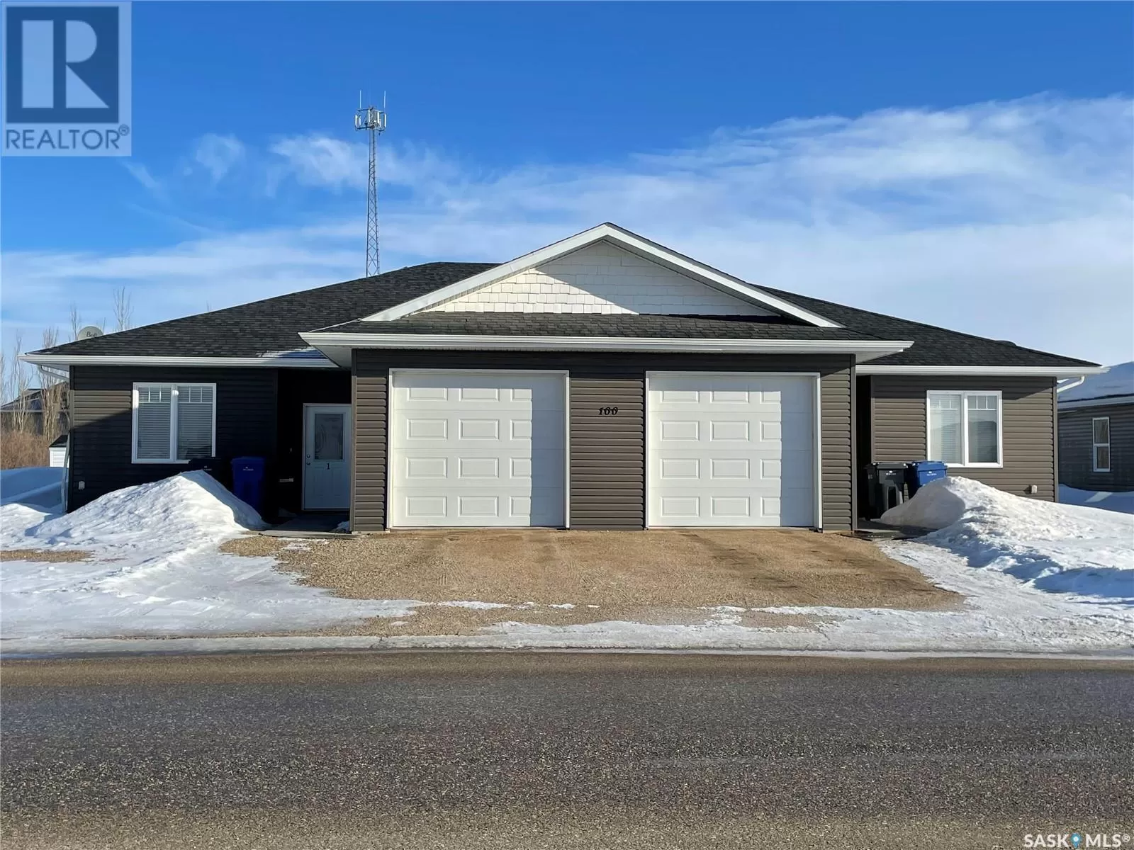 Duplex for rent: 100 Carlyle Avenue, Carlyle, Saskatchewan S0C 0R0