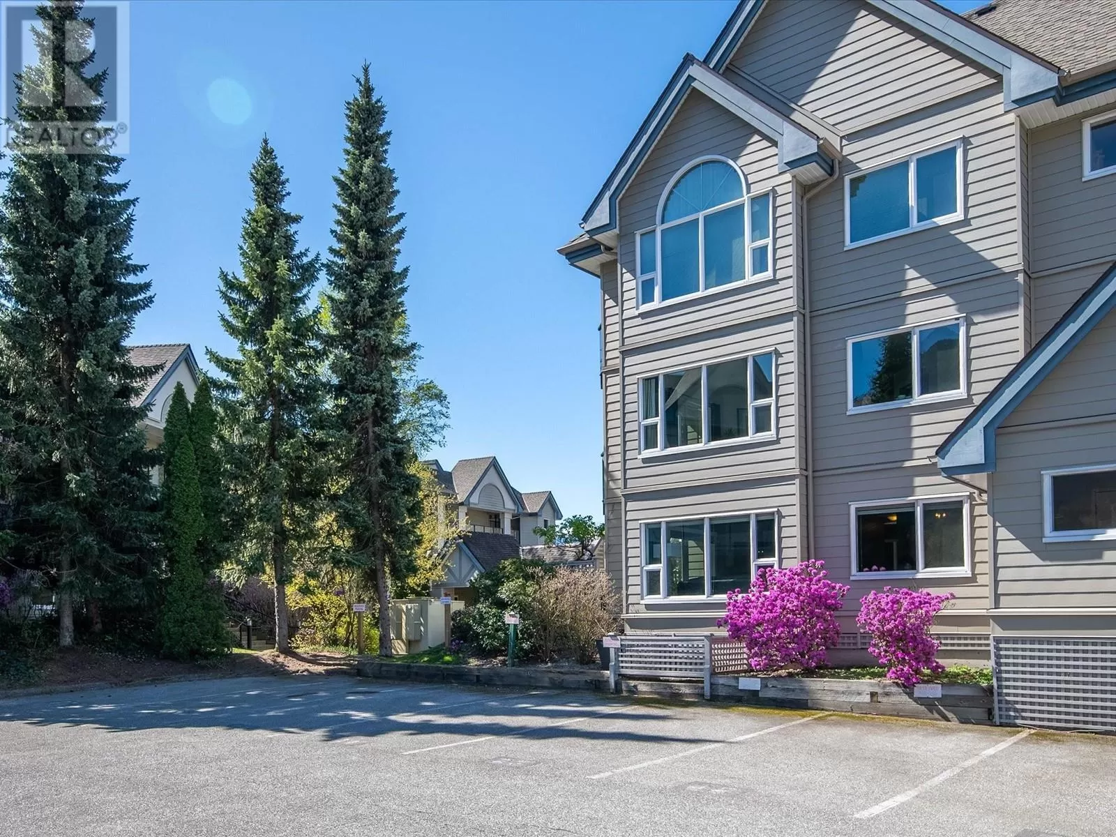 Apartment for rent: 102 1460 Pemberton Avenue, Squamish, British Columbia V8B 0J9