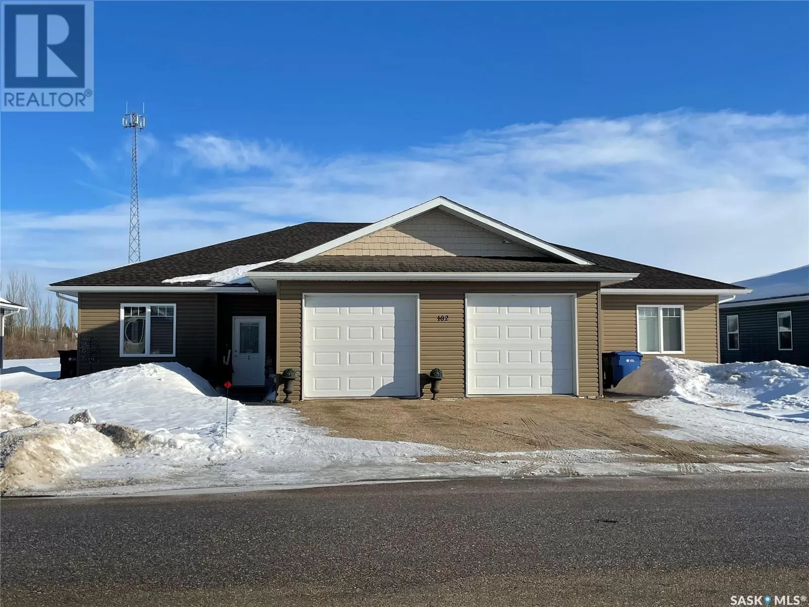 Duplex for rent: 102 Carlyle Avenue, Carlyle, Saskatchewan S0C 0R0