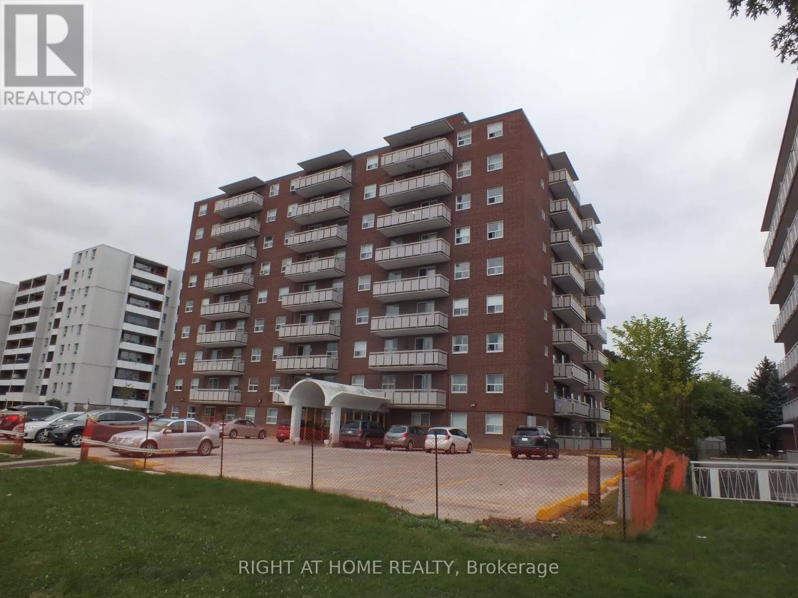 Apartment for rent: 103 - 851 Queenston Road, Hamilton, Ontario L8G 1B4