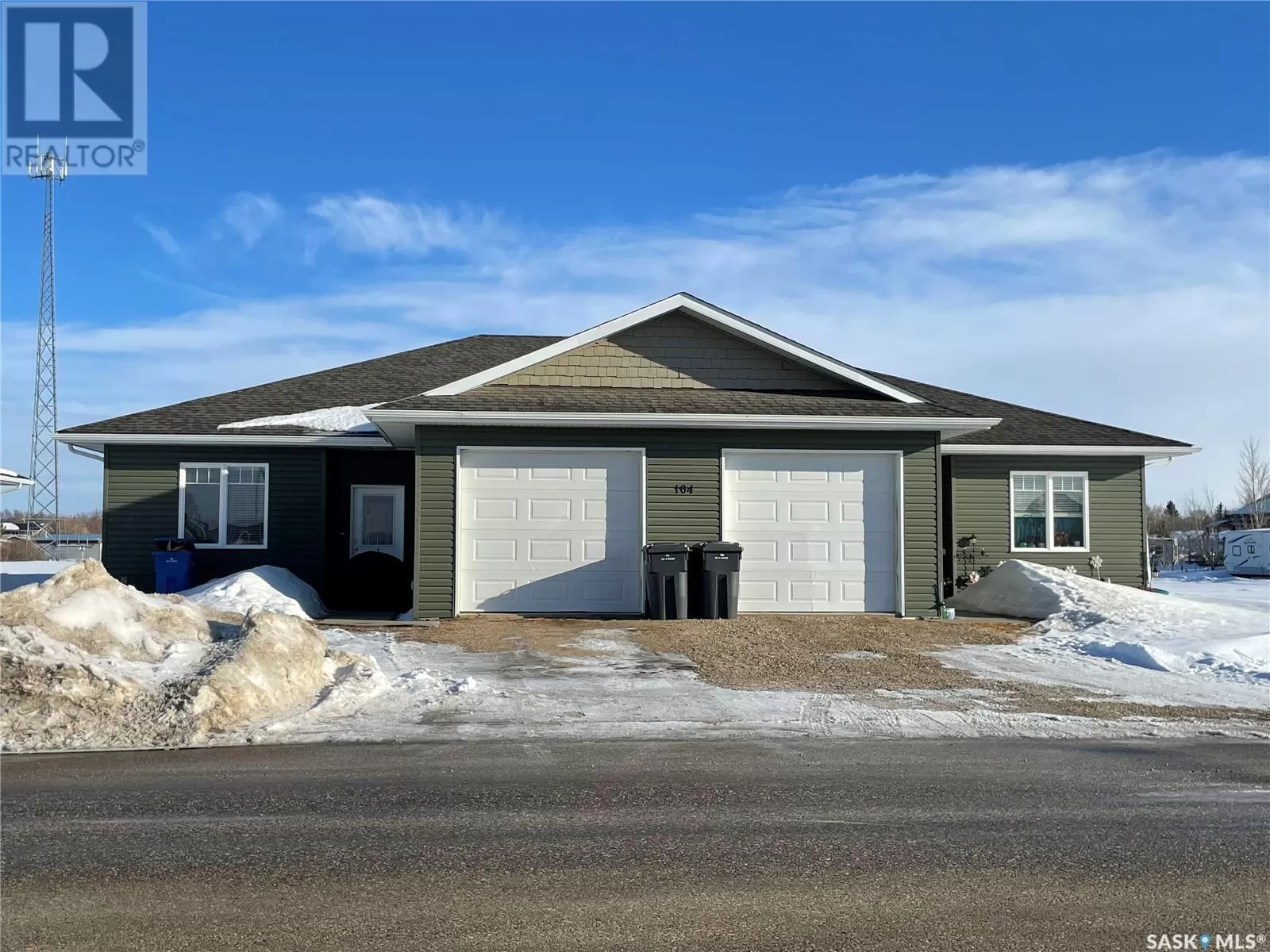 Duplex for rent: 104 Carlyle Avenue, Carlyle, Saskatchewan S0C 0R0