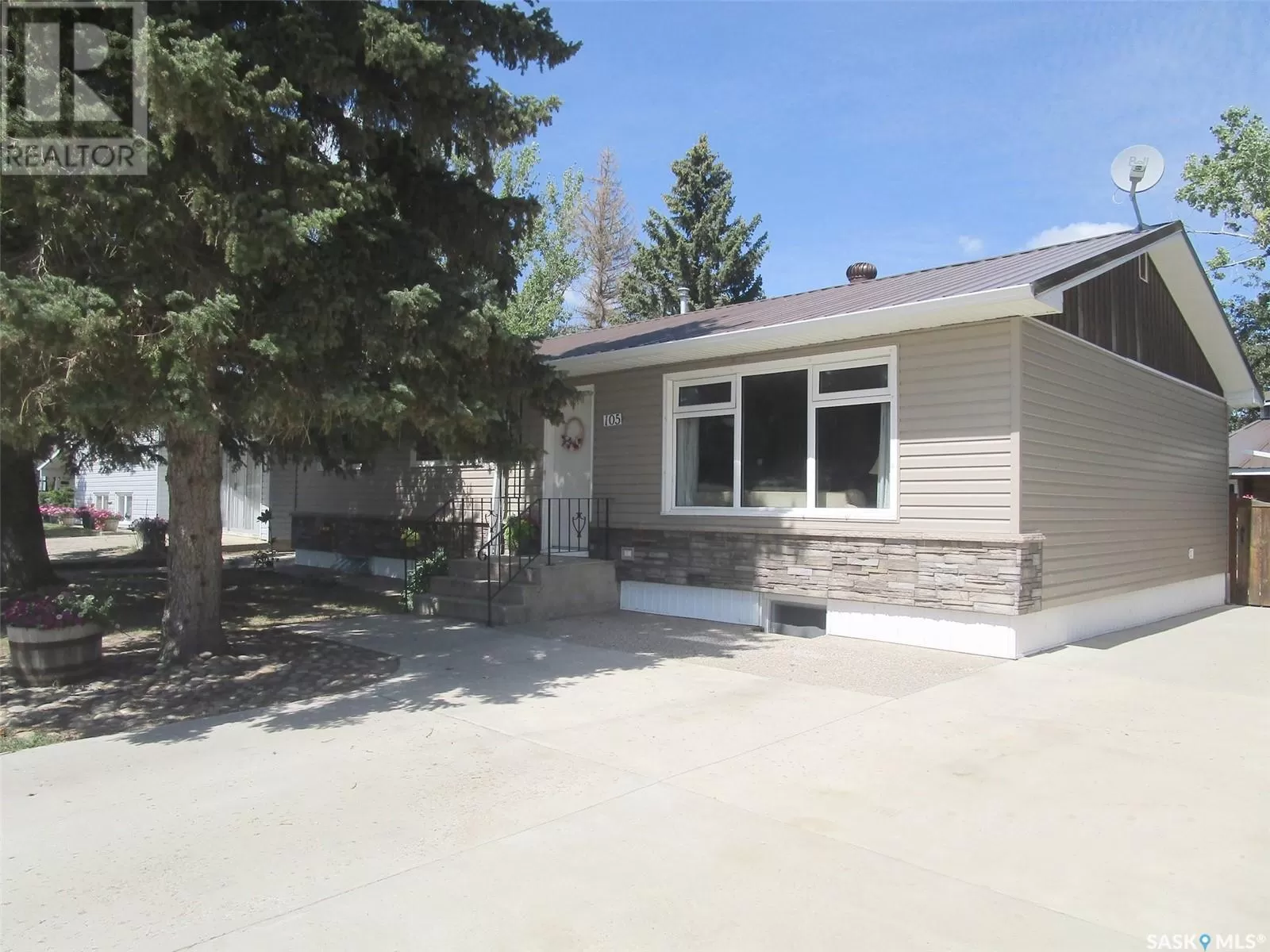 House for rent: 105 Assiniboia Avenue, Assiniboia, Saskatchewan S0H 0B0
