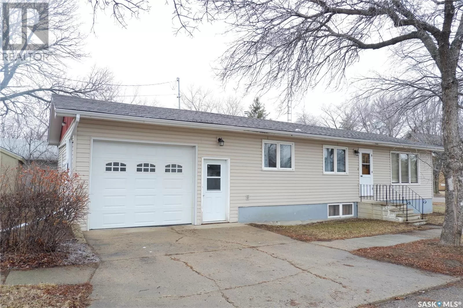 House for rent: 112 6th Avenue E, Assiniboia, Saskatchewan S0H 0B0