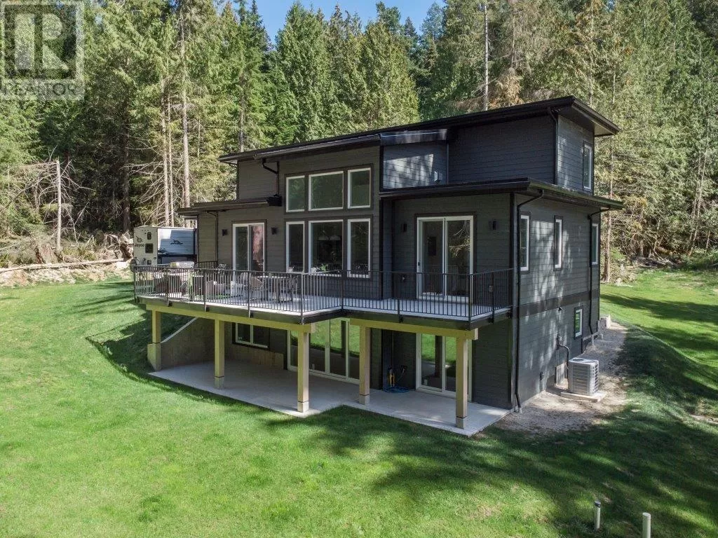 House for rent: 1127 Malcolm Creek Road, Roberts Creek, British Columbia V0N 2W3