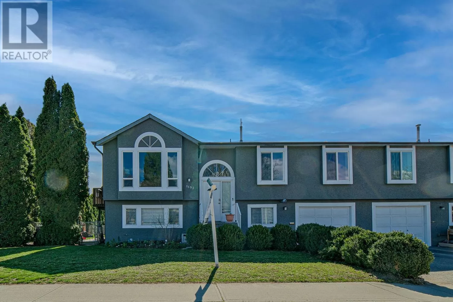 Duplex for rent: 1193 Lawson Avenue, Kelowna, British Columbia V1Y 6T8