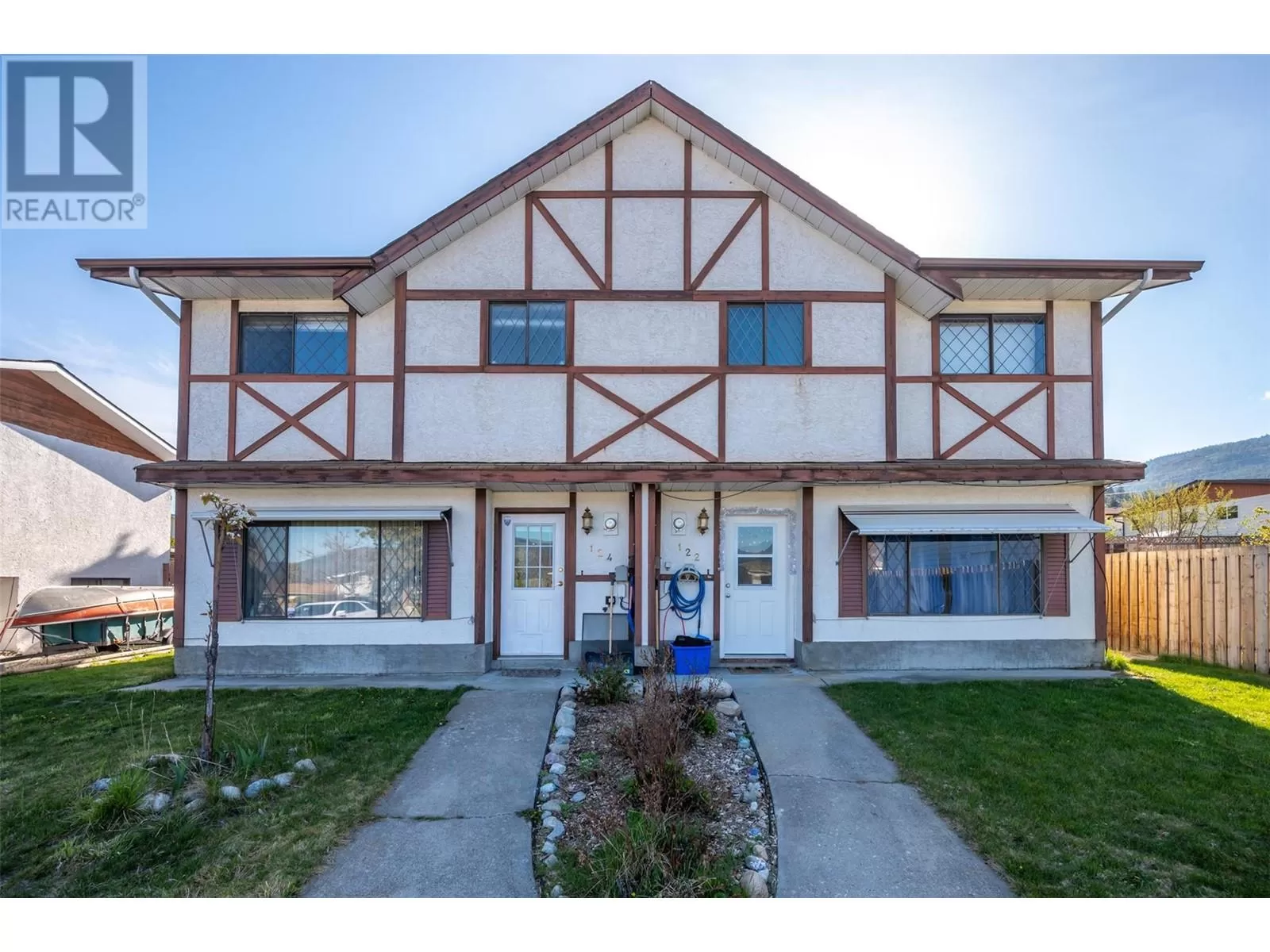 Duplex for rent: 122&124 Highland Place, Penticton, British Columbia V2A 6M6