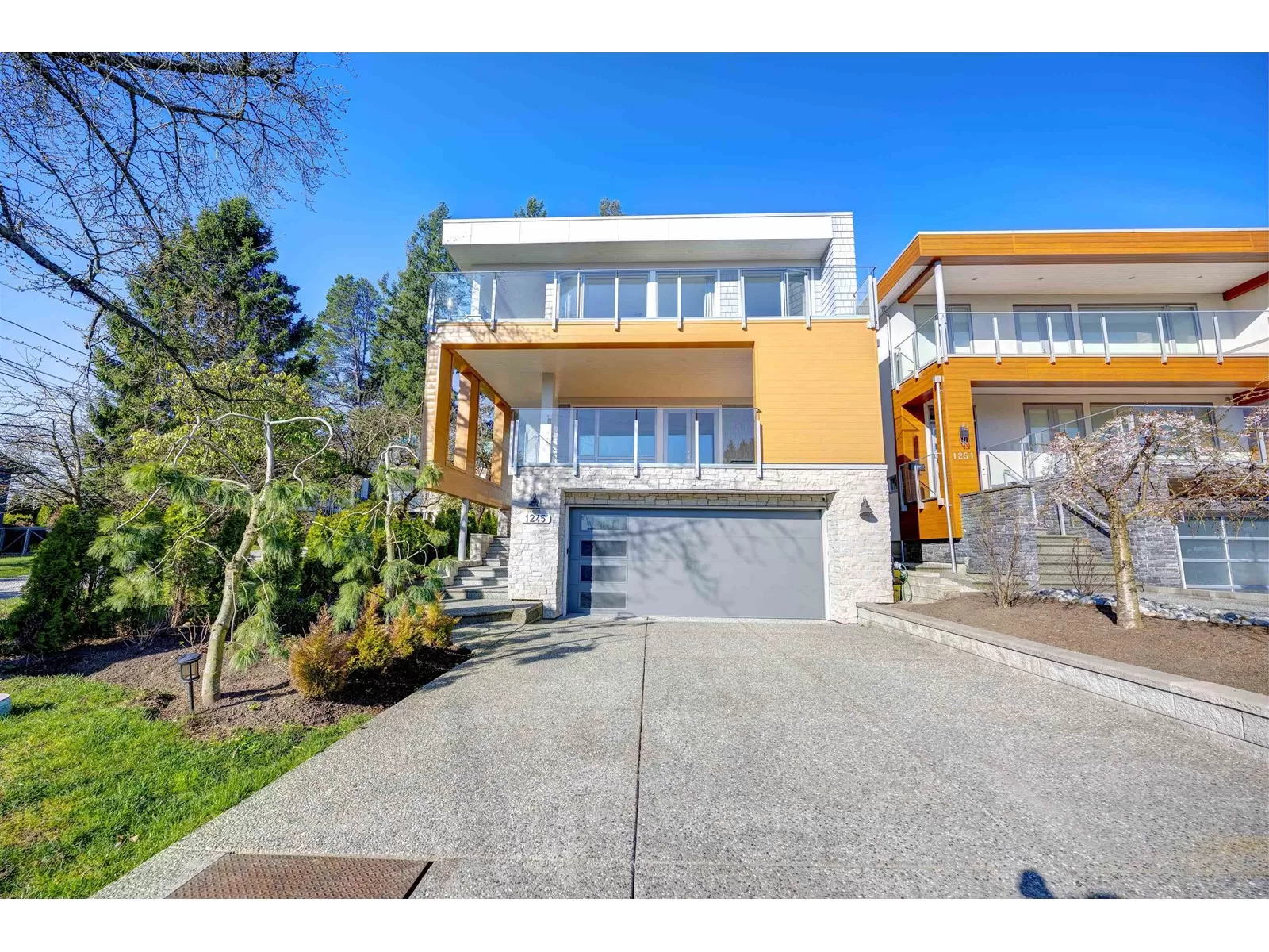 House for rent: 1245 Kent Street, White Rock, British Columbia V4B 4T6