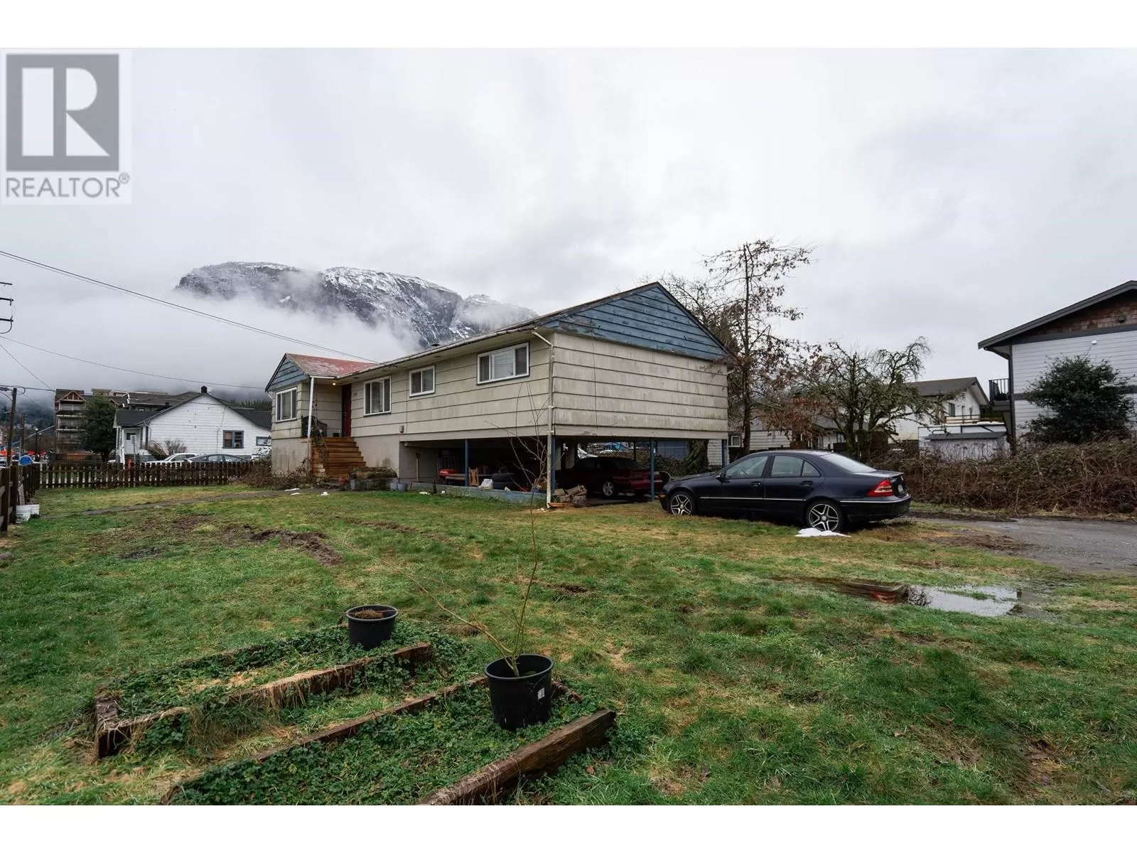 House for rent: 1246 Victoria Street, Squamish, British Columbia V0N 3G0