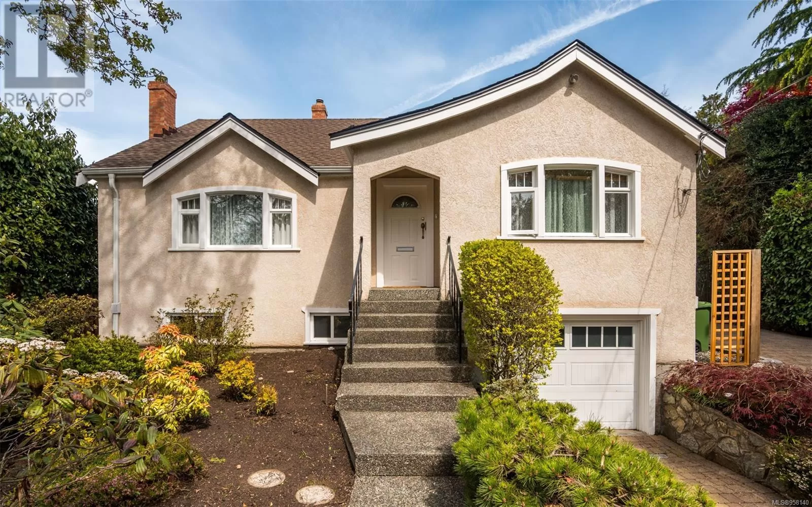 House for rent: 1250 Rockland Ave, Victoria, British Columbia V8V 3J2