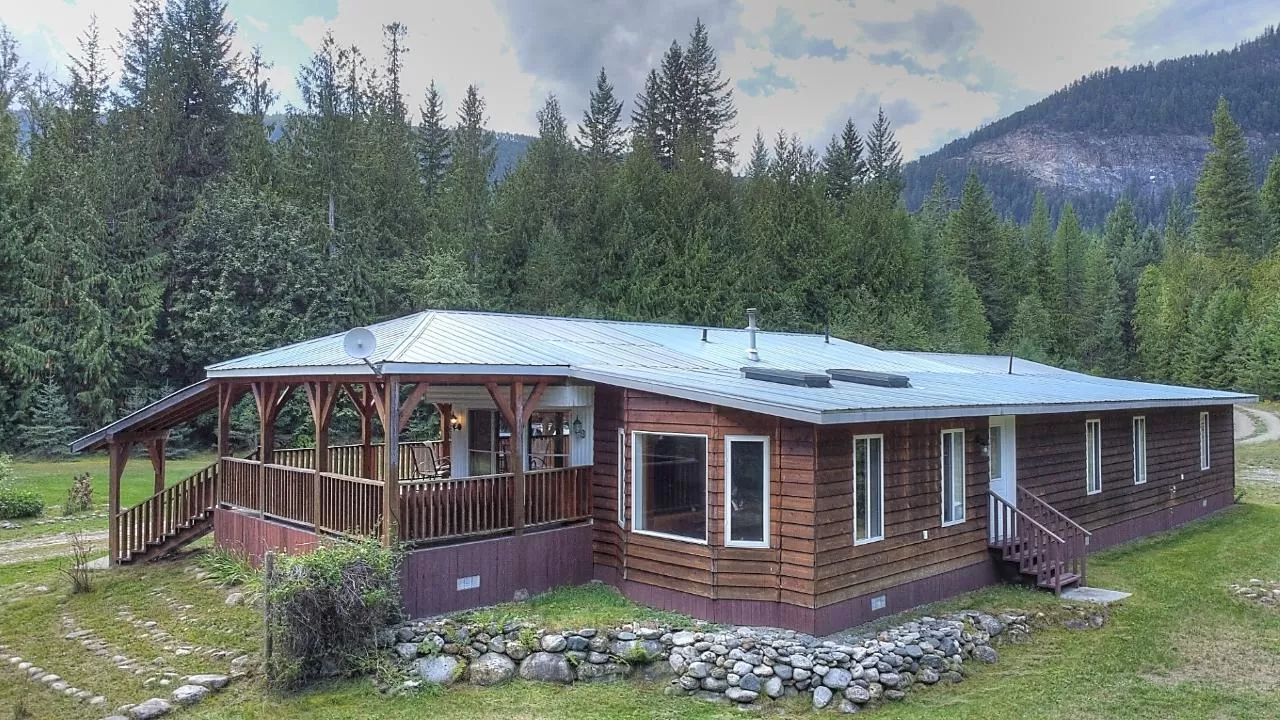 House for rent: 12633 Highway 31, Cooper Creek, British Columbia V0G 1N0