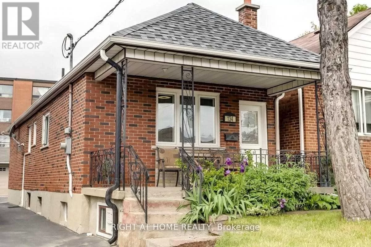 House for rent: 134 Locksley Avenue, Toronto, Ontario M6B 3N5