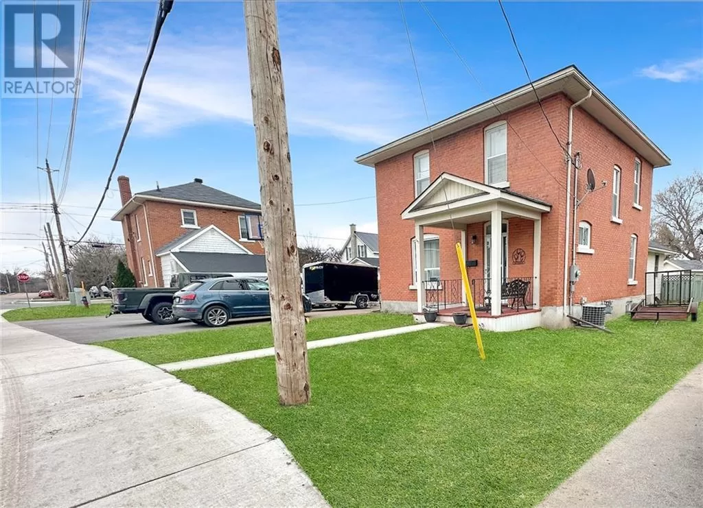 House for rent: 141 Hincks Avenue W, Renfrew, Ontario K7V 3T1