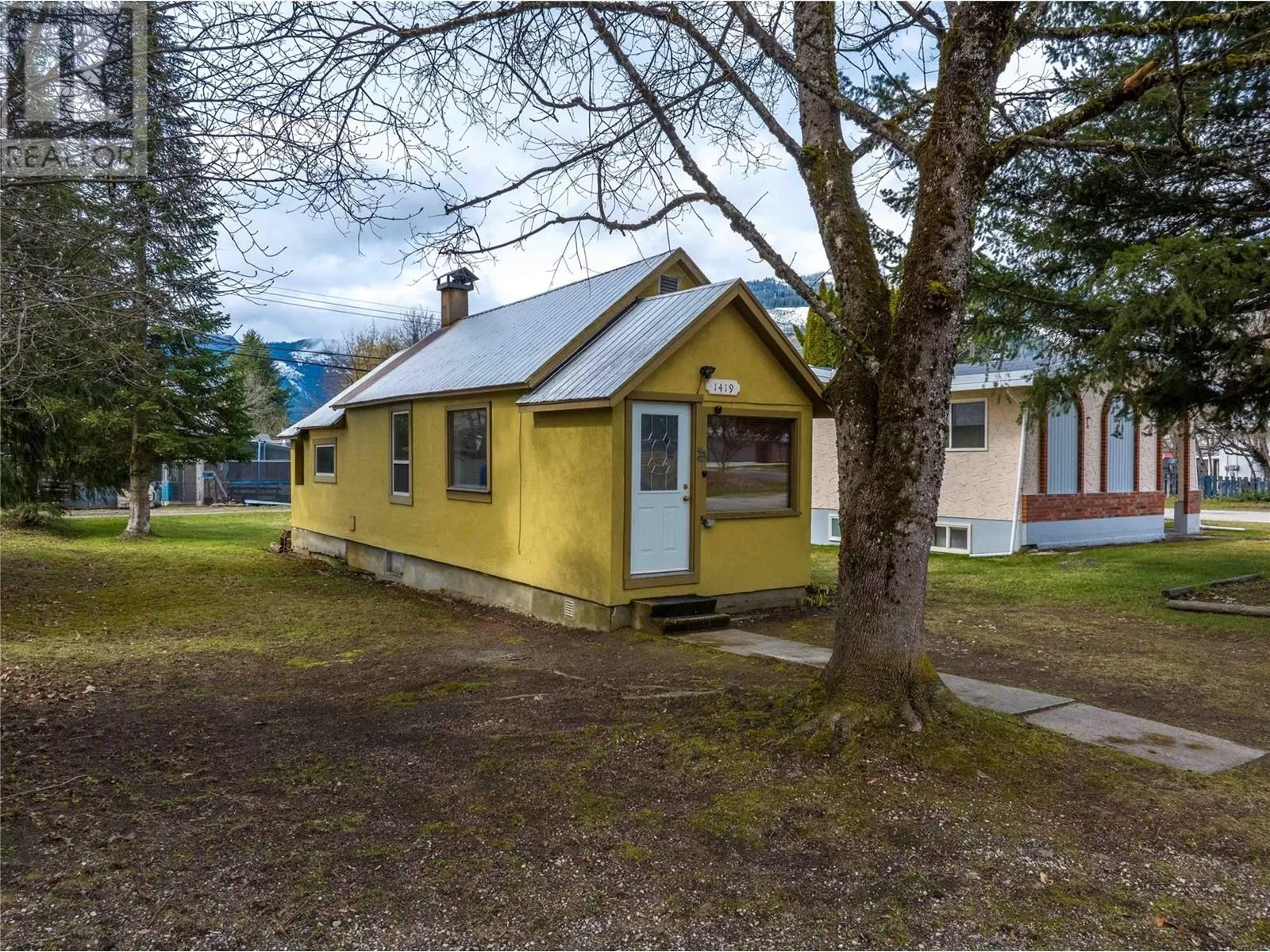 House for rent: 1419 Third Street W, Revelstoke, British Columbia V0E 2S0