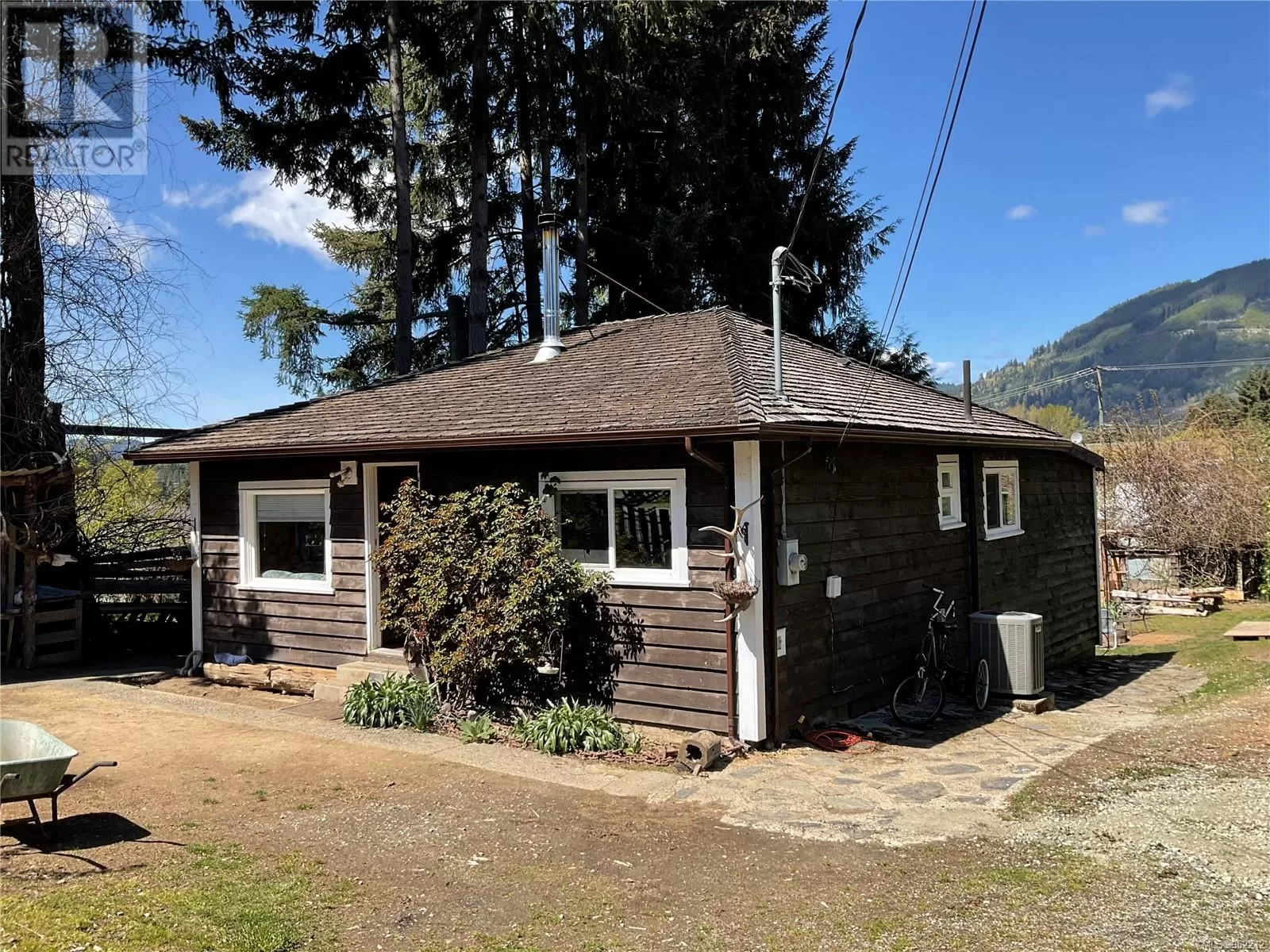 House for rent: 143 Comiaken Ave, Lake Cowichan, British Columbia V0R 2G0