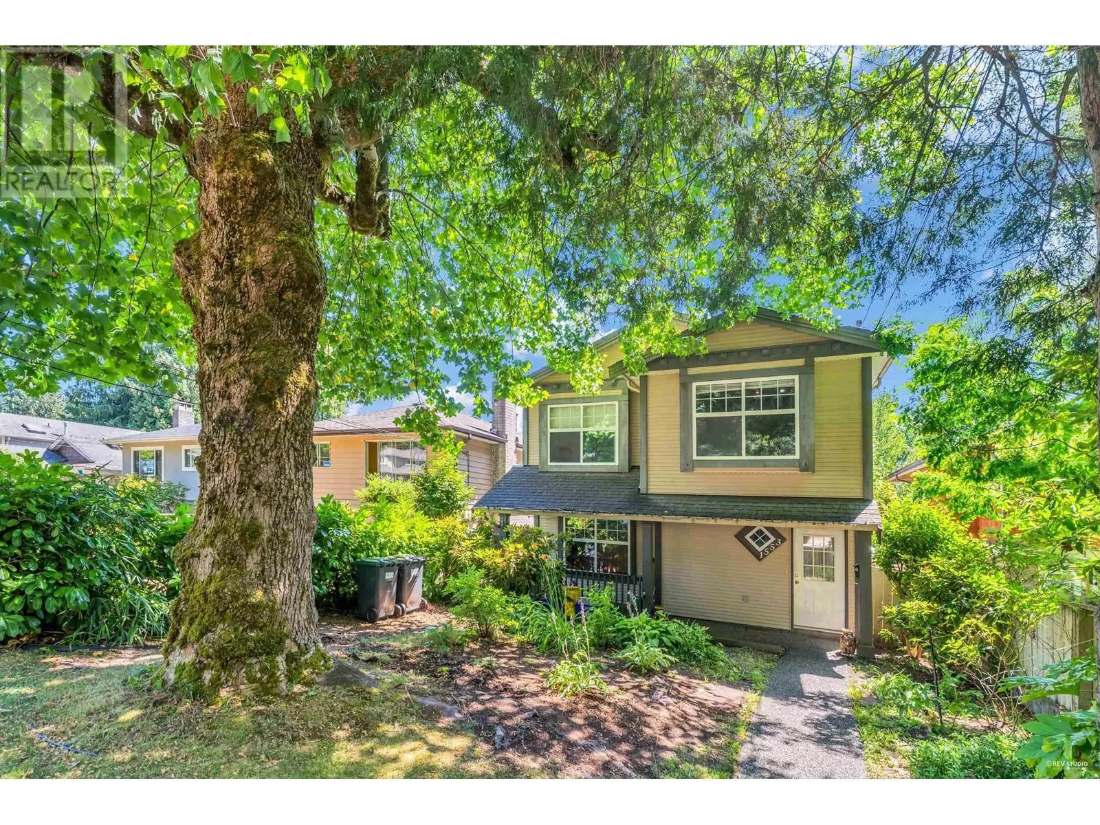 House for rent: 1553 Burrill Avenue, North Vancouver, British Columbia V7K 1L8