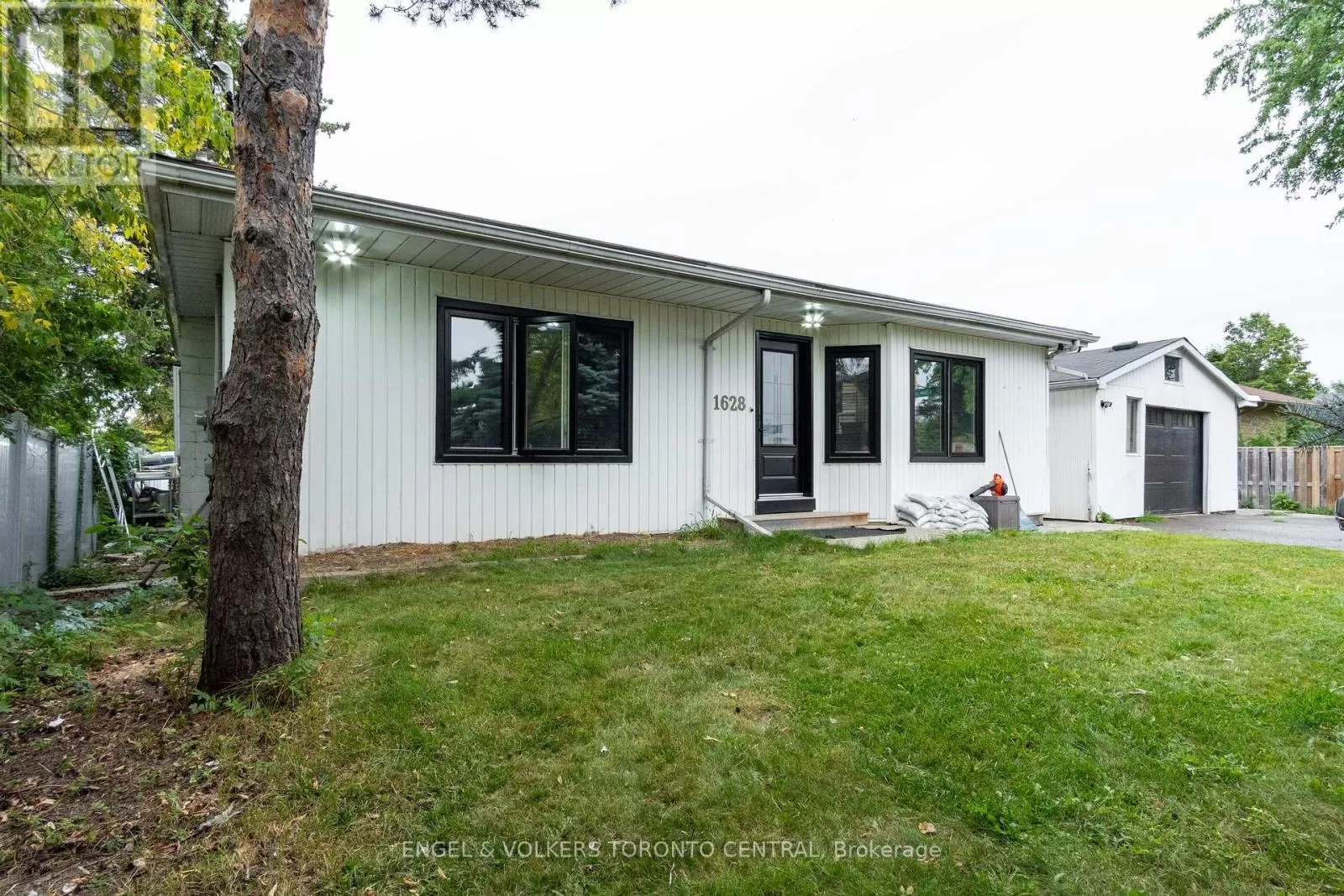 1628 Rossland Rd E, Whitby, Ontario L1N 9Y3