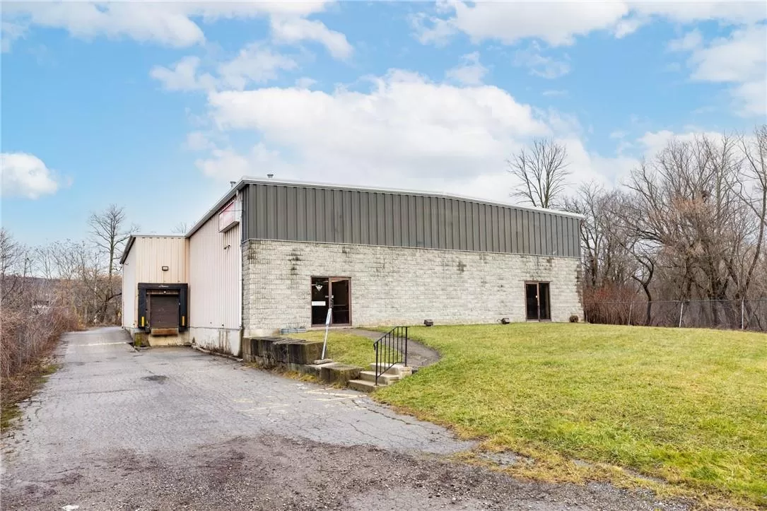 Warehouse for rent: 17 Meadow Lane, Dundas, Ontario L9H 1L1