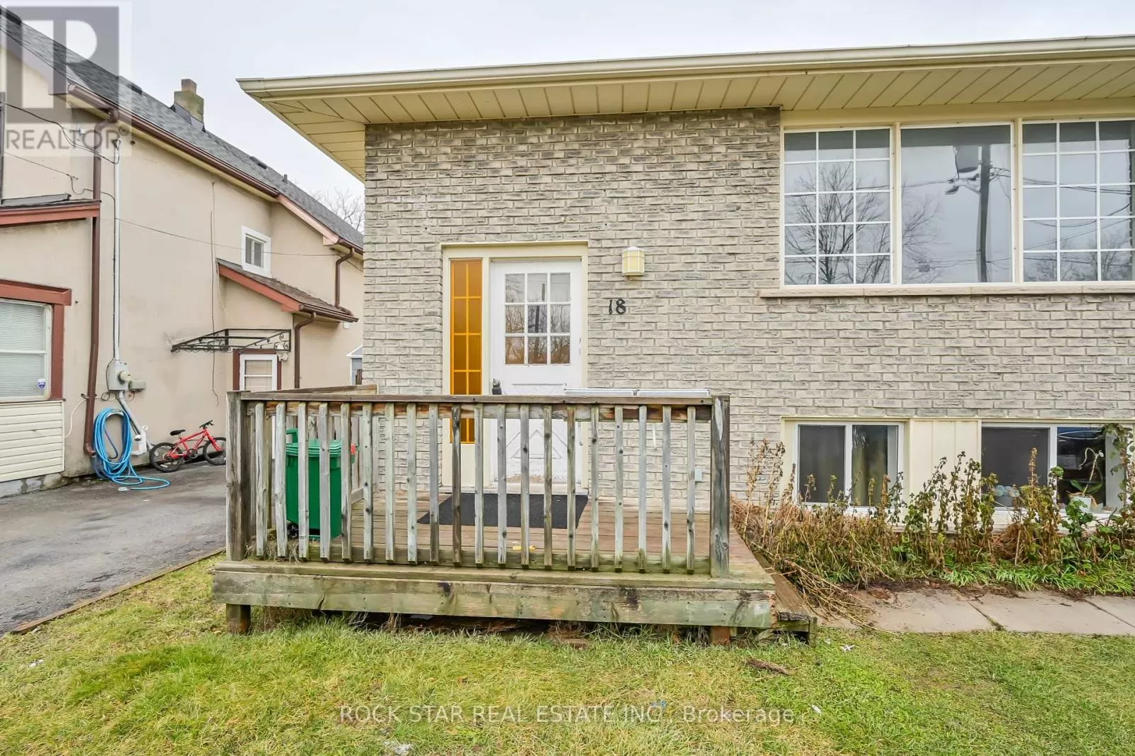 Duplex for rent: 18 Antwerp St, St. Catharines, Ontario L2S 1J8