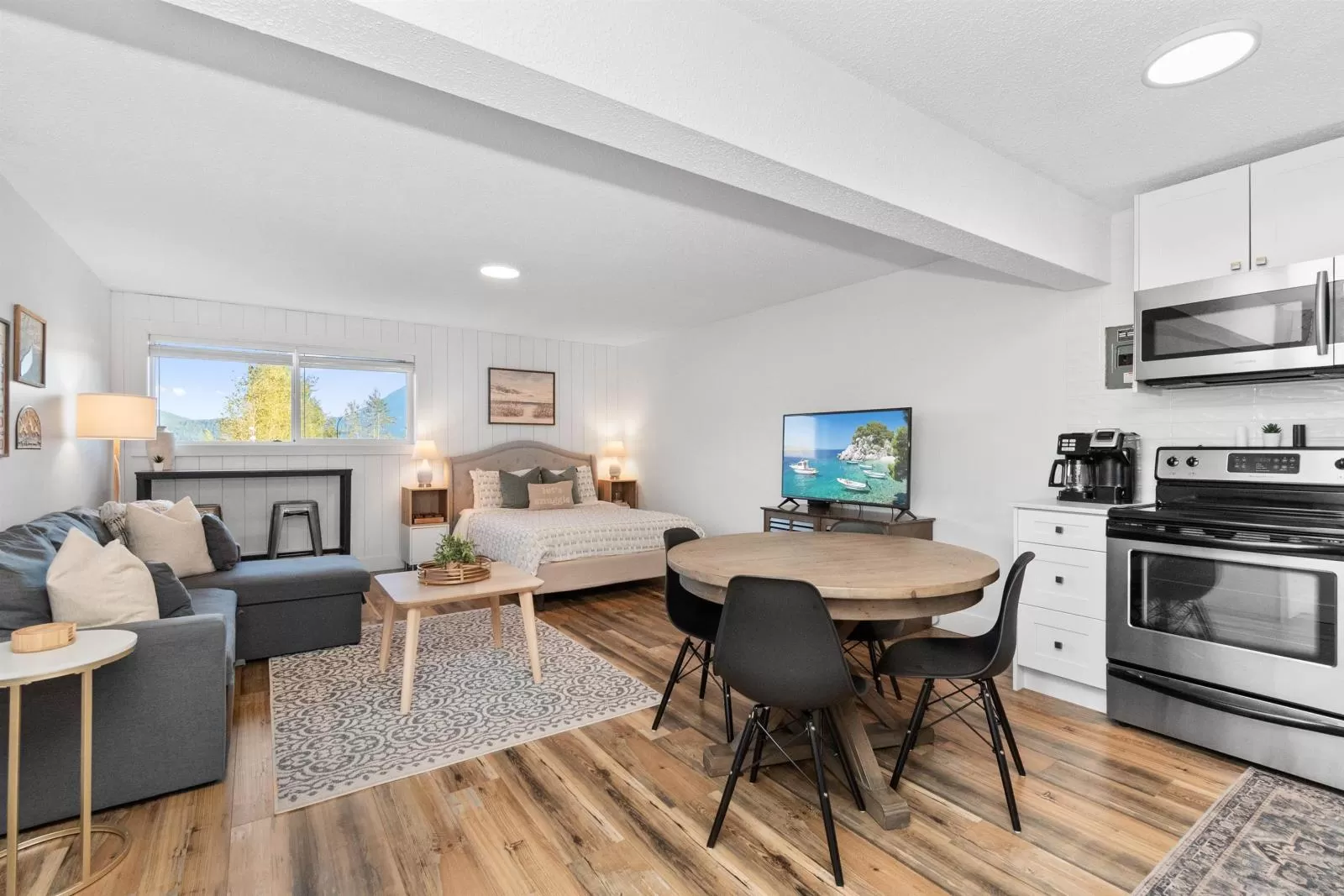 Apartment for rent: 19 450 Esplanade Avenue, Harrison Hot Springs, British Columbia V0M 1K0