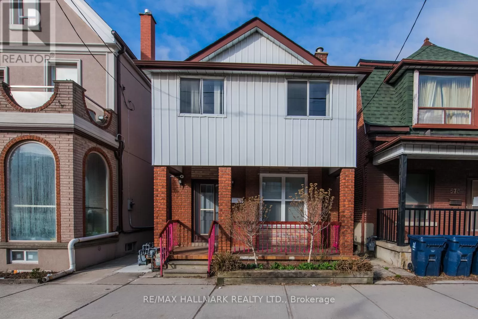 House for rent: 2 Upper - 576 Ossington Avenue S, Toronto, Ontario M6G 3T5