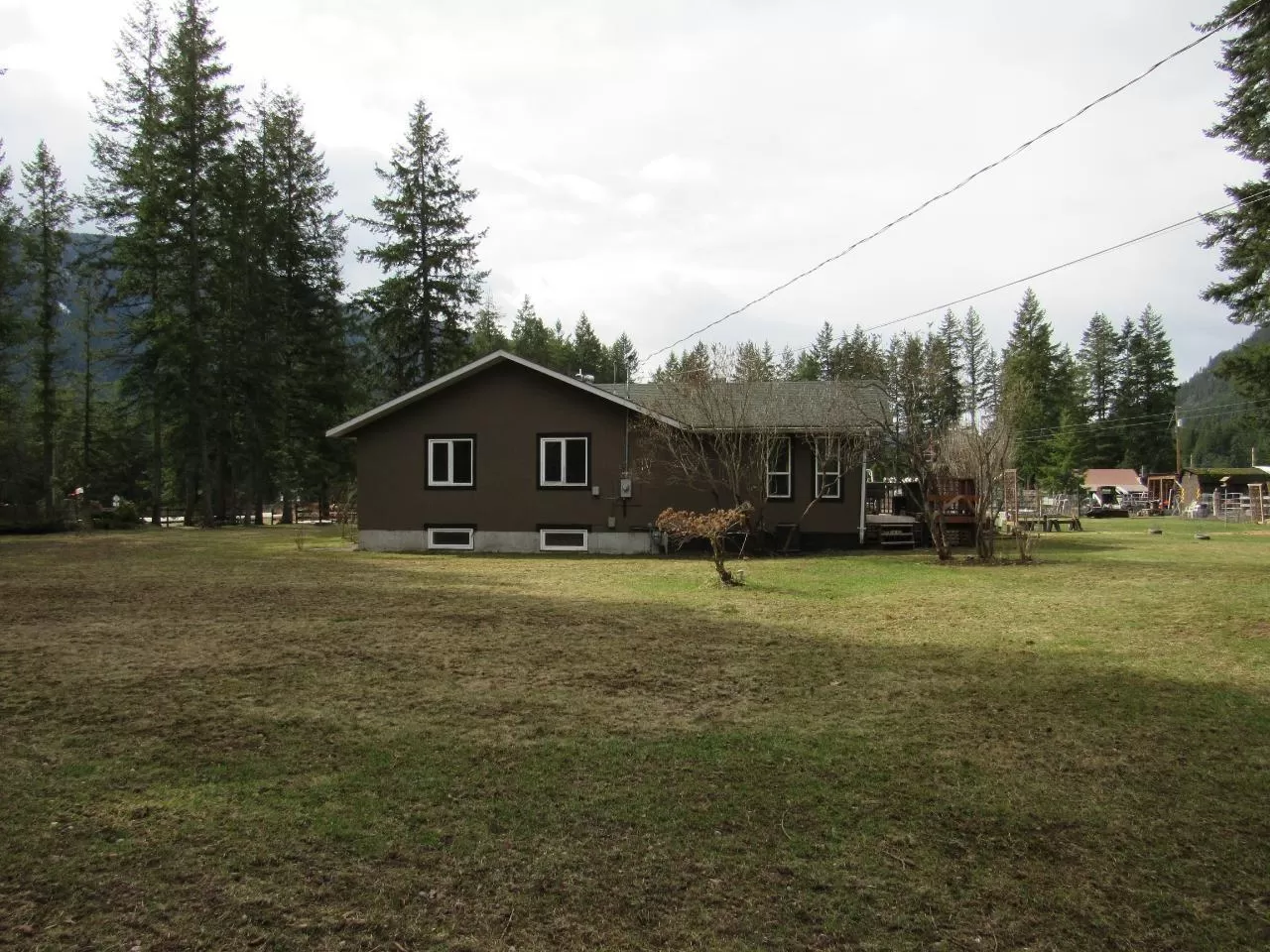 House for rent: 2015 Highway 3a, Castlegar, British Columbia V1N 4N1