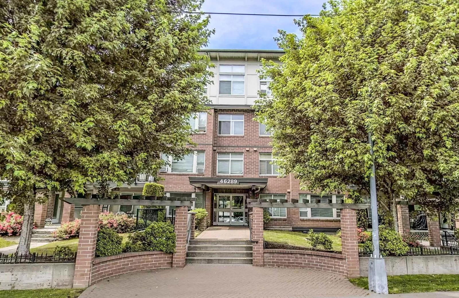 Apartment for rent: 202 46289 Yale Road, Chilliwack, British Columbia V2P 0B9