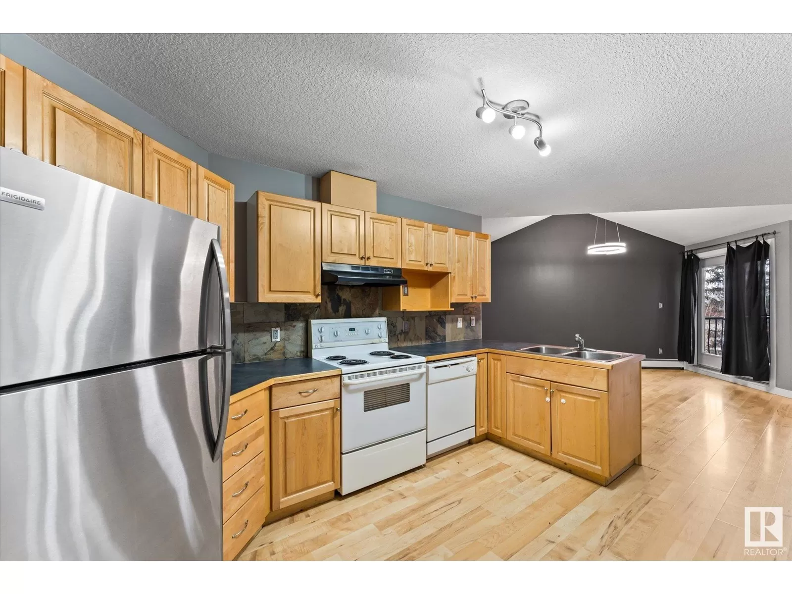 Apartment for rent: #204 9336 Jasper Av Nw, Edmonton, Alberta T5H 3T5