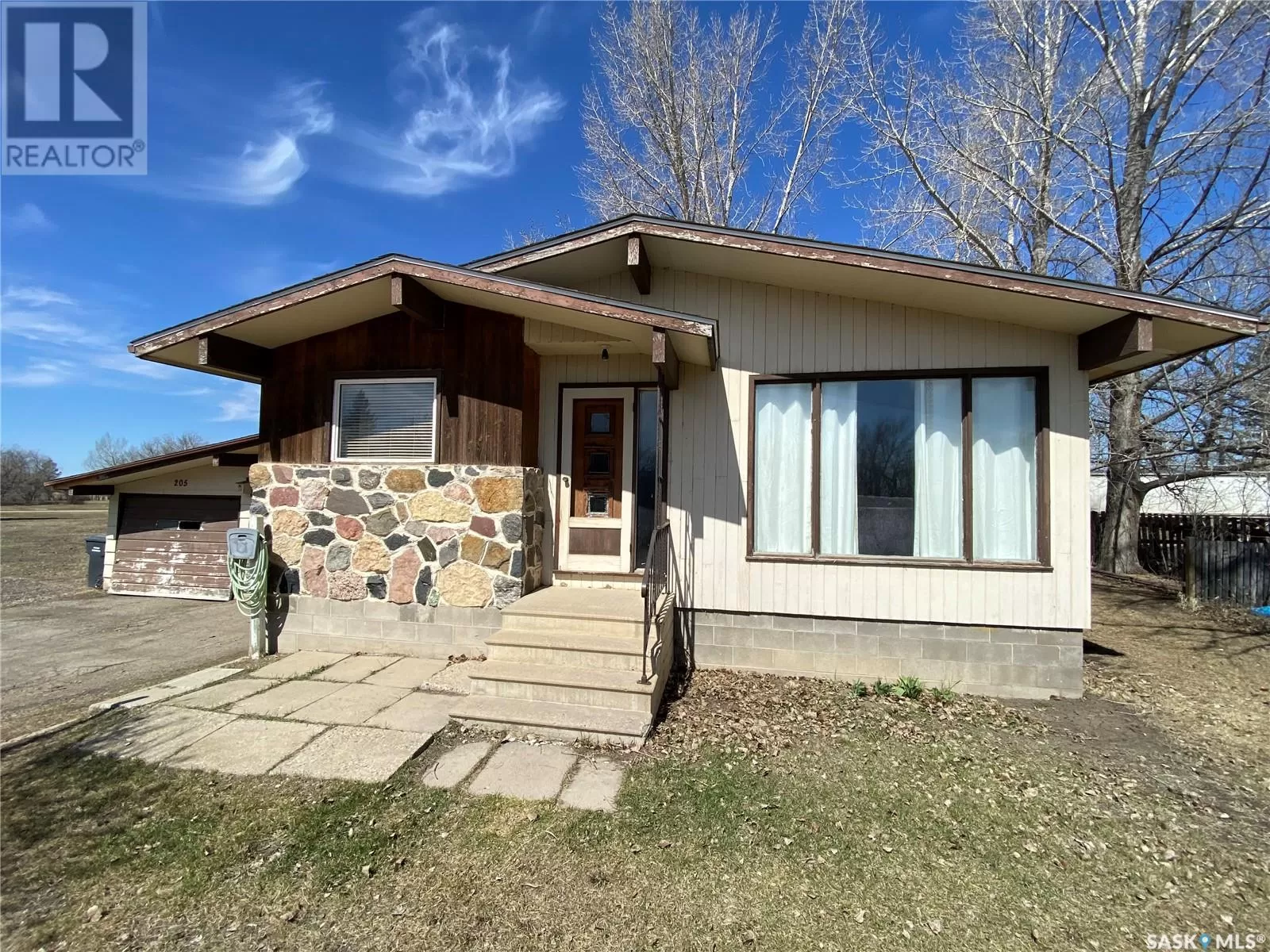 House for rent: 205 York Road W, Yorkton, Saskatchewan S3N 3N5