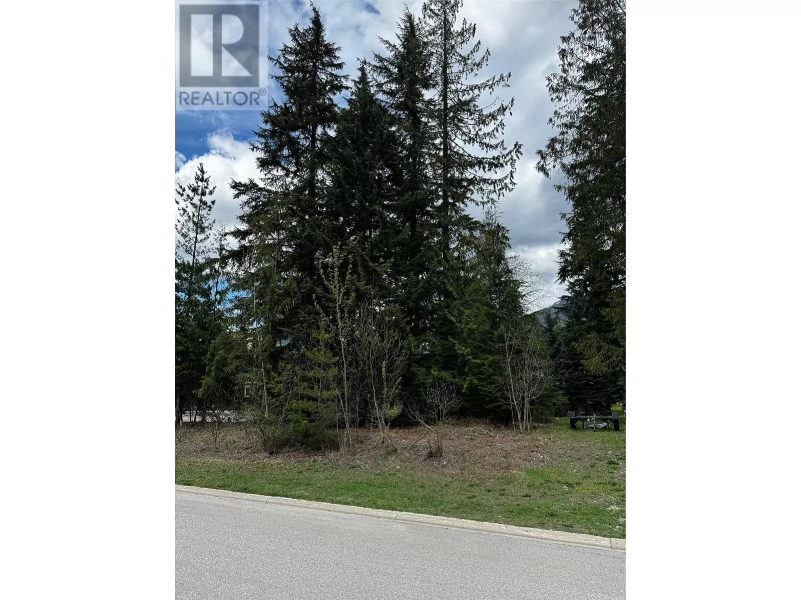 Other for rent: 2050 Mountain Gate Road, Revelstoke, British Columbia V0E 2S0