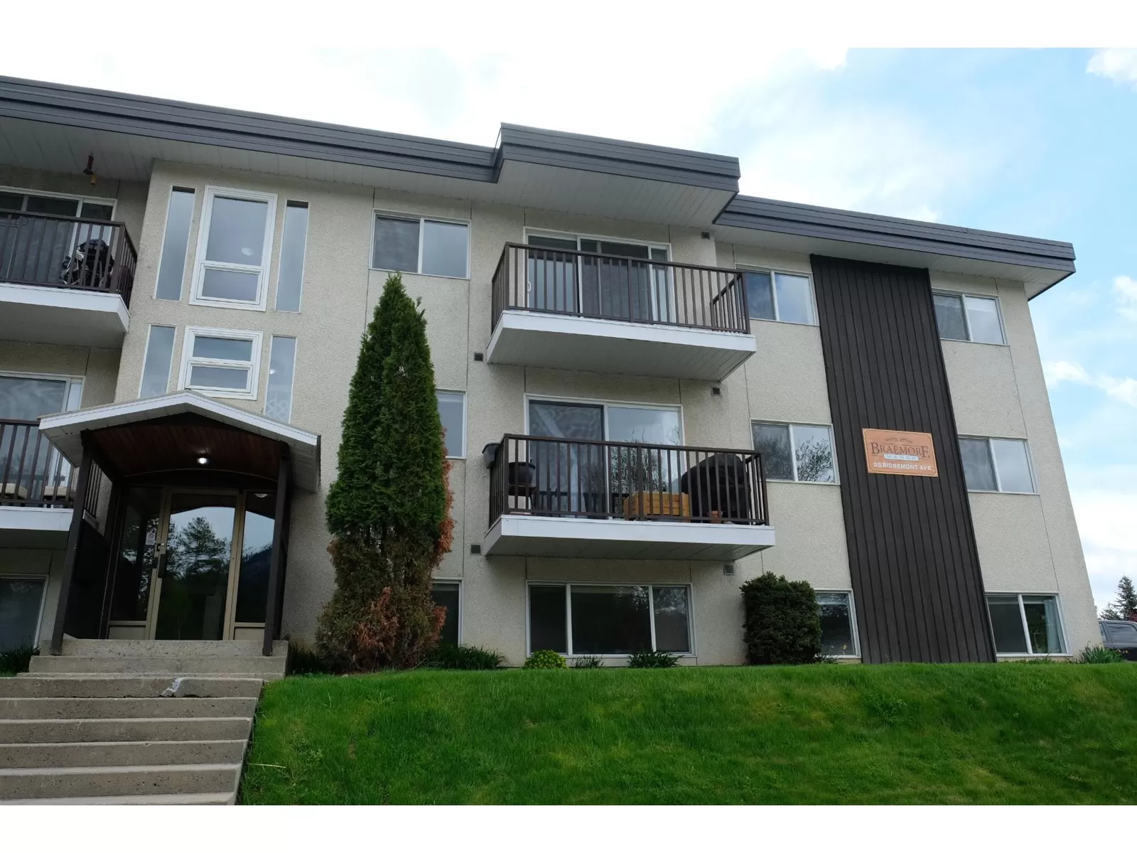 Apartment for rent: 206 - 30 Ridgemont Avenue, Fernie, British Columbia V0B 1M2