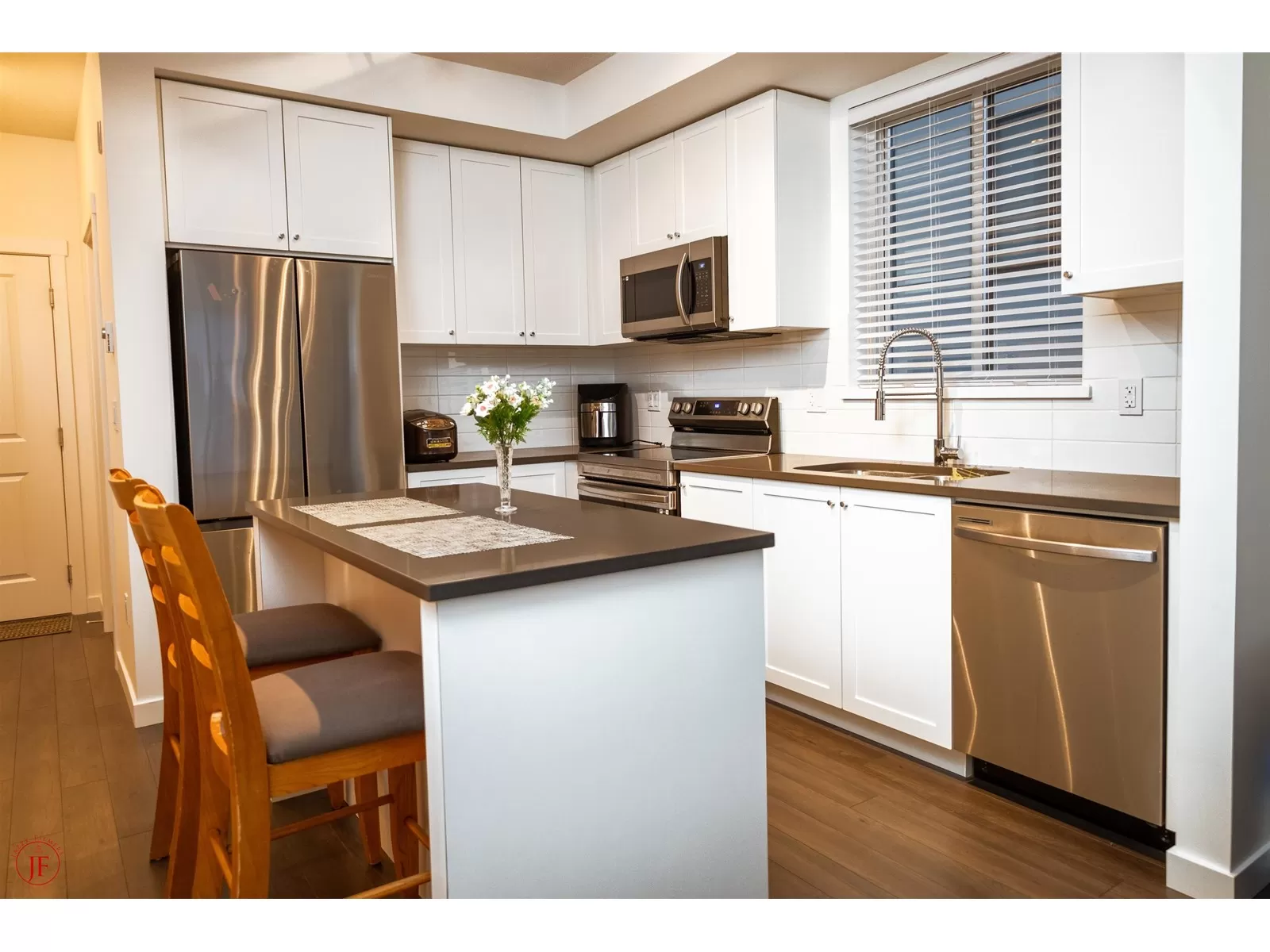 Apartment for rent: 207 15848 Fraser Highway, Surrey, British Columbia V4N 6X6