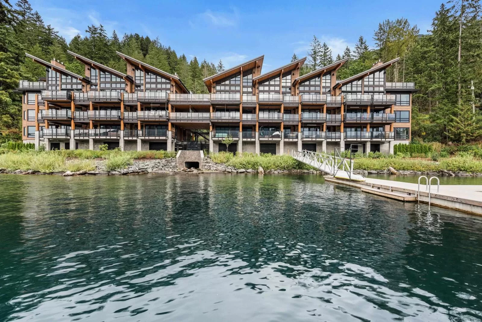 Apartment for rent: 207 3175 Columbia Valley Road, Cultus Lake, British Columbia V2R 6C2