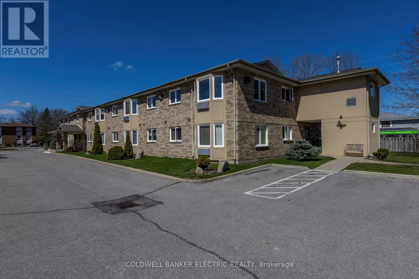 Apartment for rent: 207 - 878 Armour Road, Peterborough, Ontario K9H 2A6