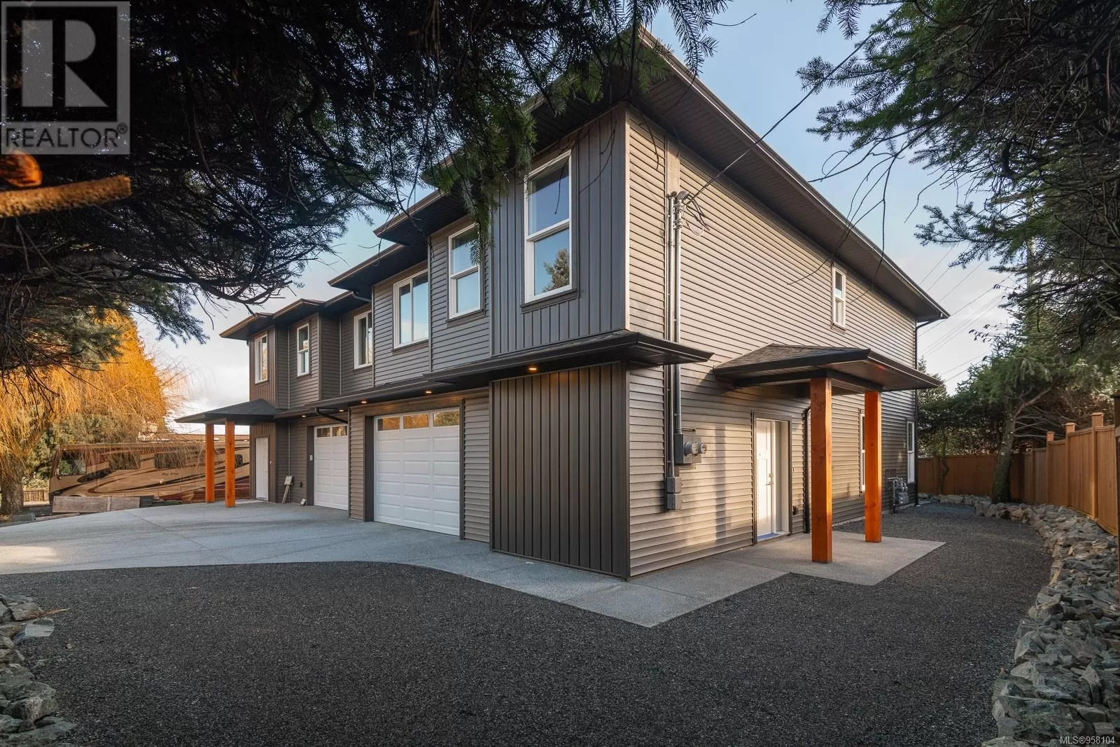 Duplex for rent: 2080 Estevan Rd, Nanaimo, British Columbia V9S 3Z3