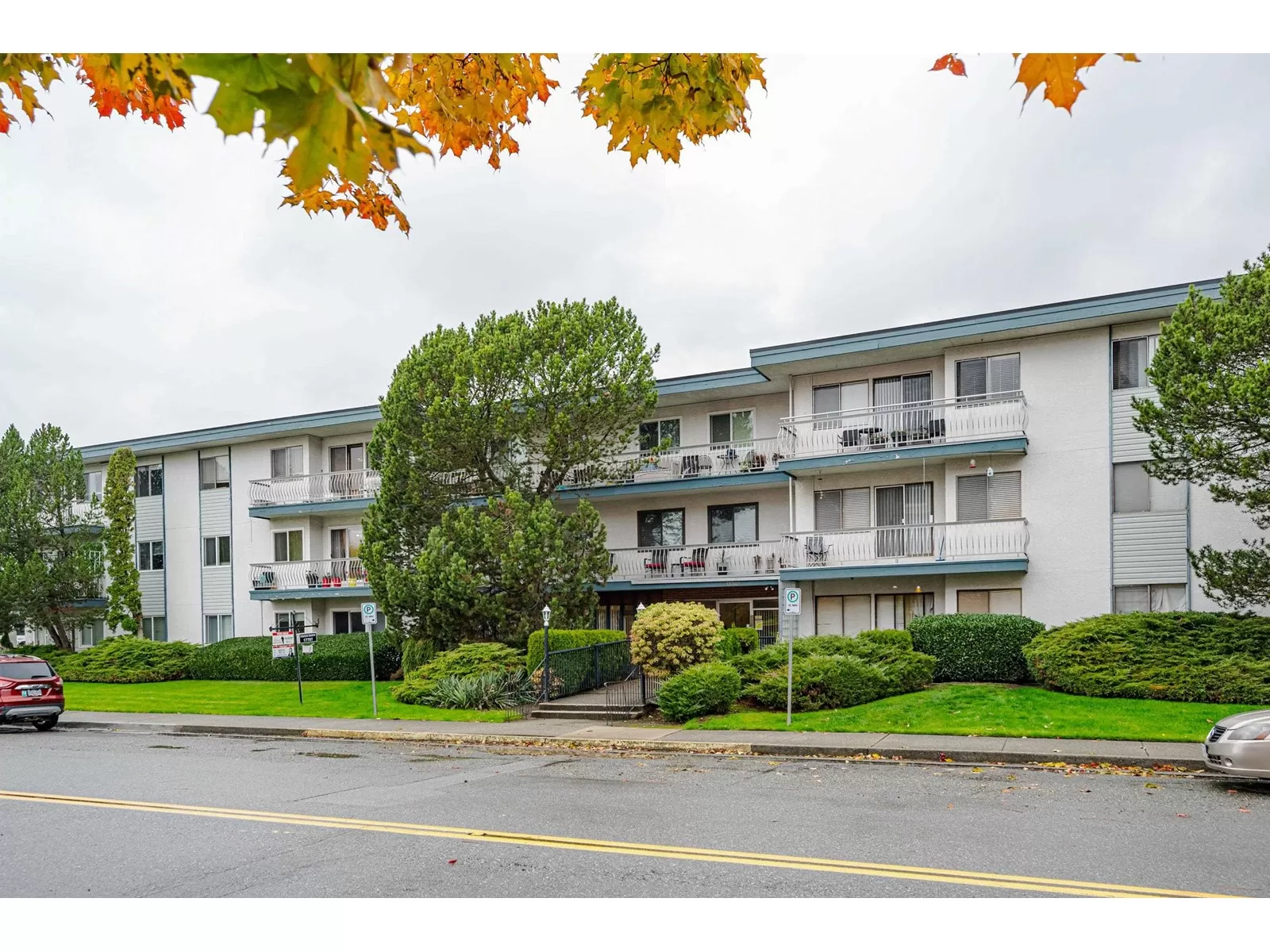 Apartment for rent: 211 17707 57a Avenue, Surrey, British Columbia V3S 1J2