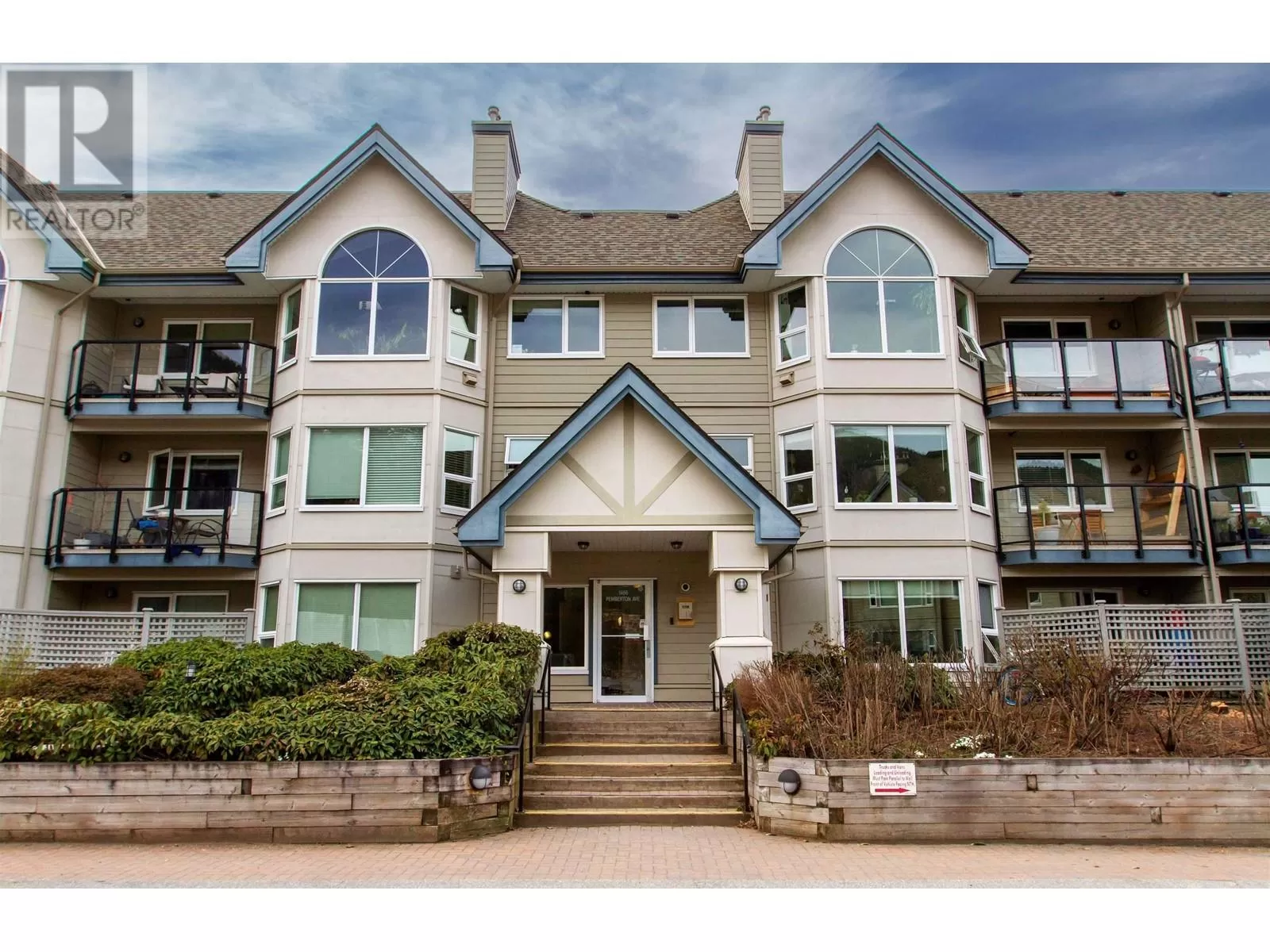 Apartment for rent: 212 1466 Pemberton Avenue, Squamish, British Columbia V8B 0K1