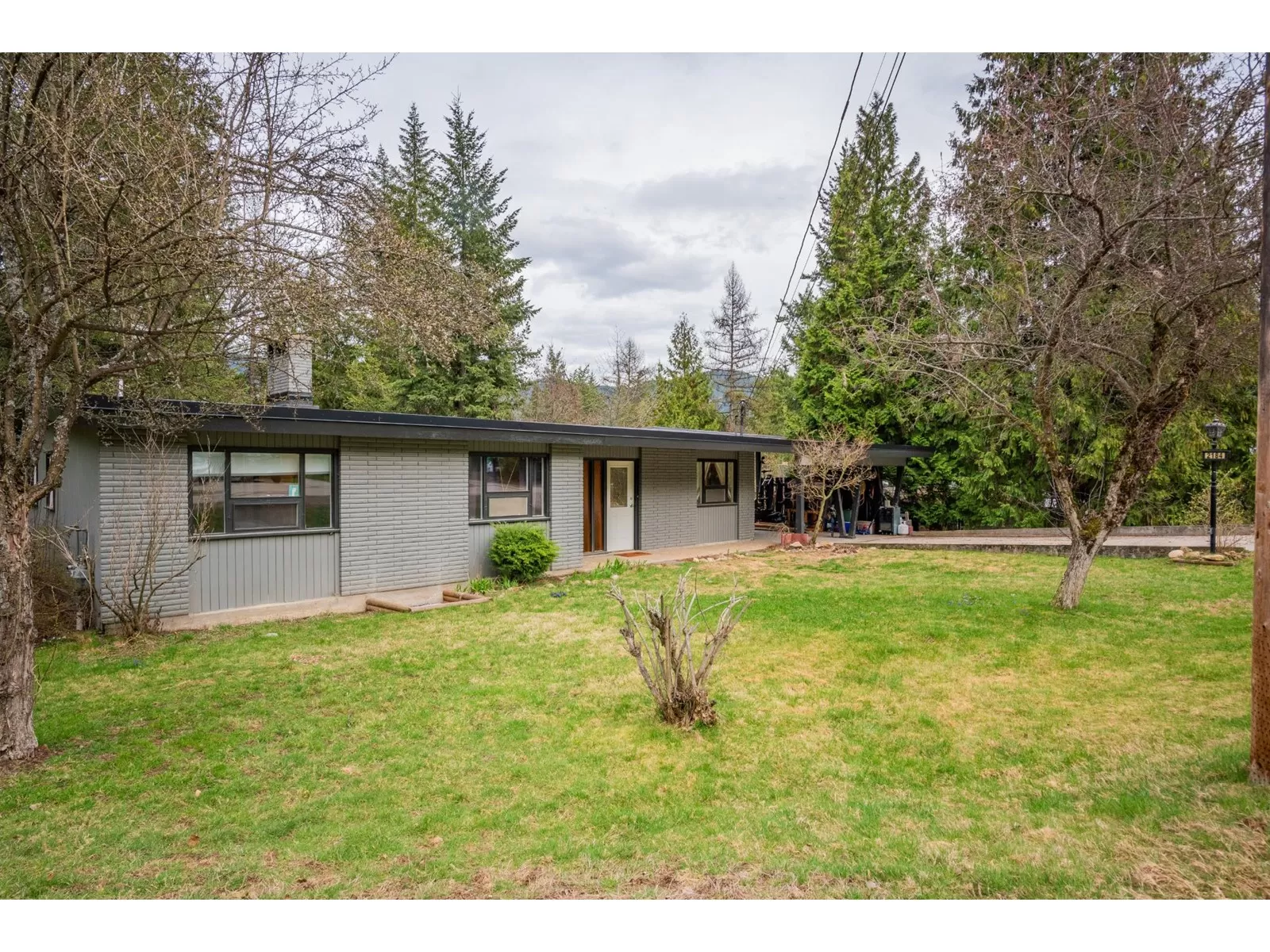 House for rent: 2184 Crestview Crescent, Castlegar, British Columbia V1N 3B3
