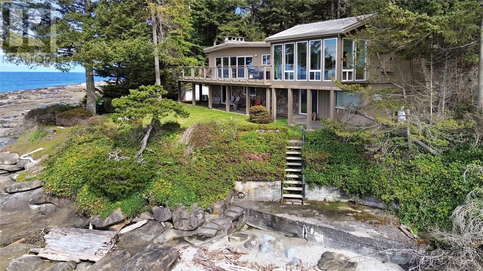 House for rent: 220-224 Decourcy Dr, Gabriola Island, British Columbia V0R 1X1
