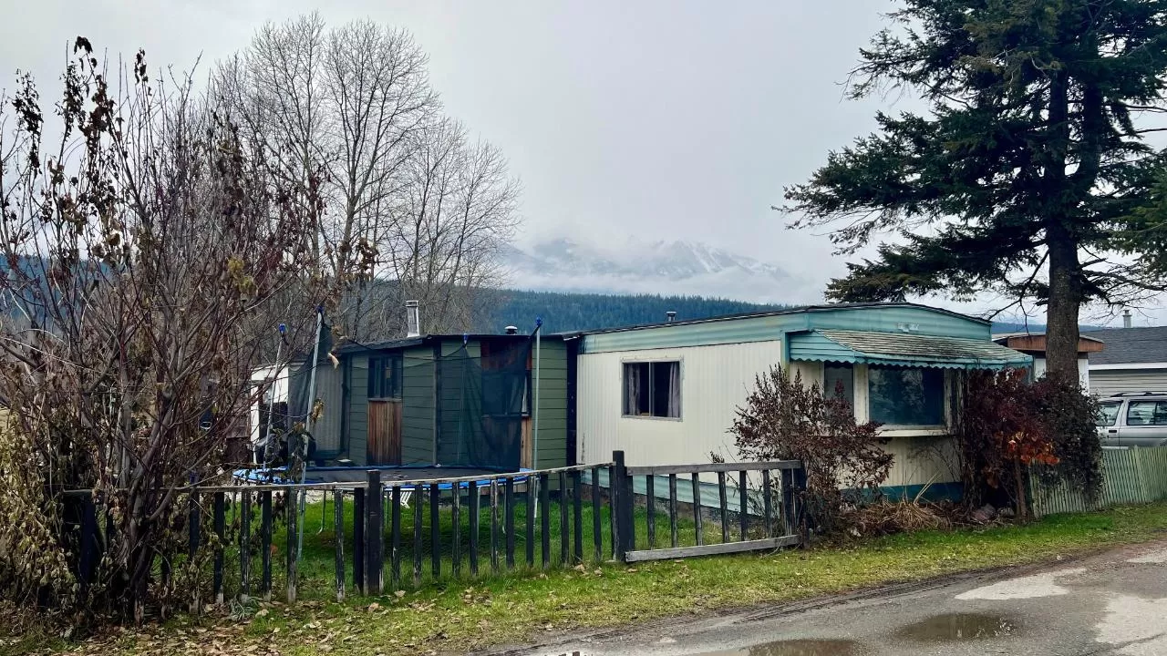 Mobile Home for rent: 23 - 1117 10th Avenue N, Golden, British Columbia V0A 1H1