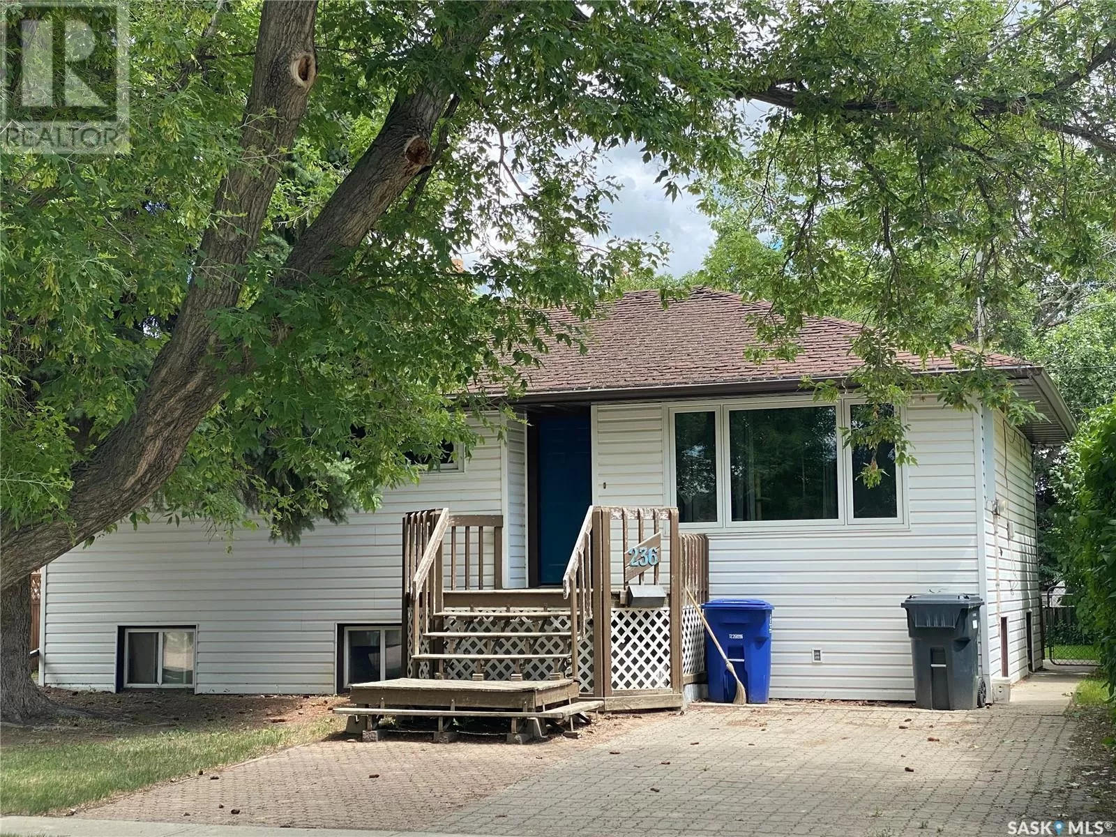 House for rent: 236 10th Street Ne, Weyburn, Saskatchewan S4H 1H3