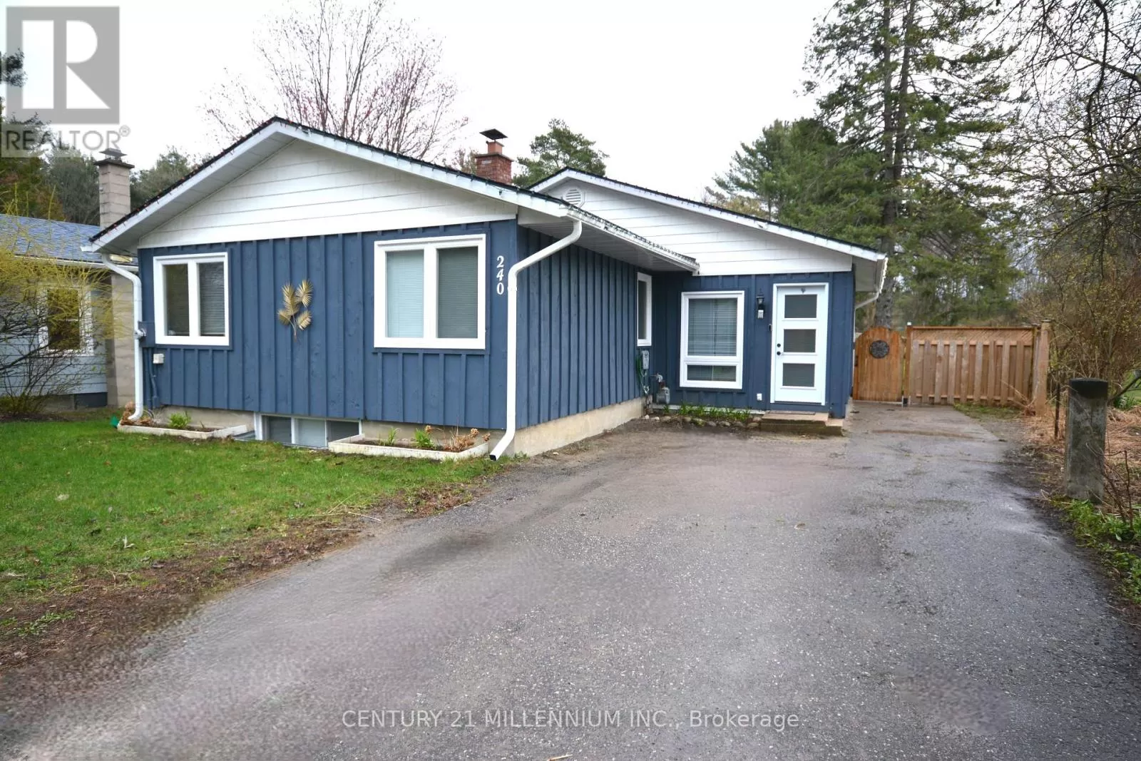 House for rent: 240 Muskoka Beach Rd, Gravenhurst, Ontario P1P 1M6