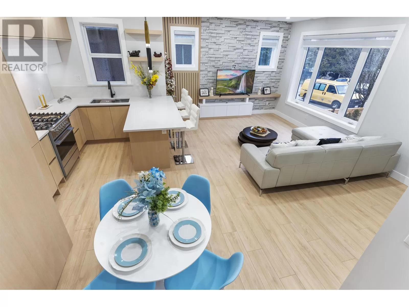 Duplex for rent: 2560 Dundas Street, Vancouver, British Columbia V5K 1P8
