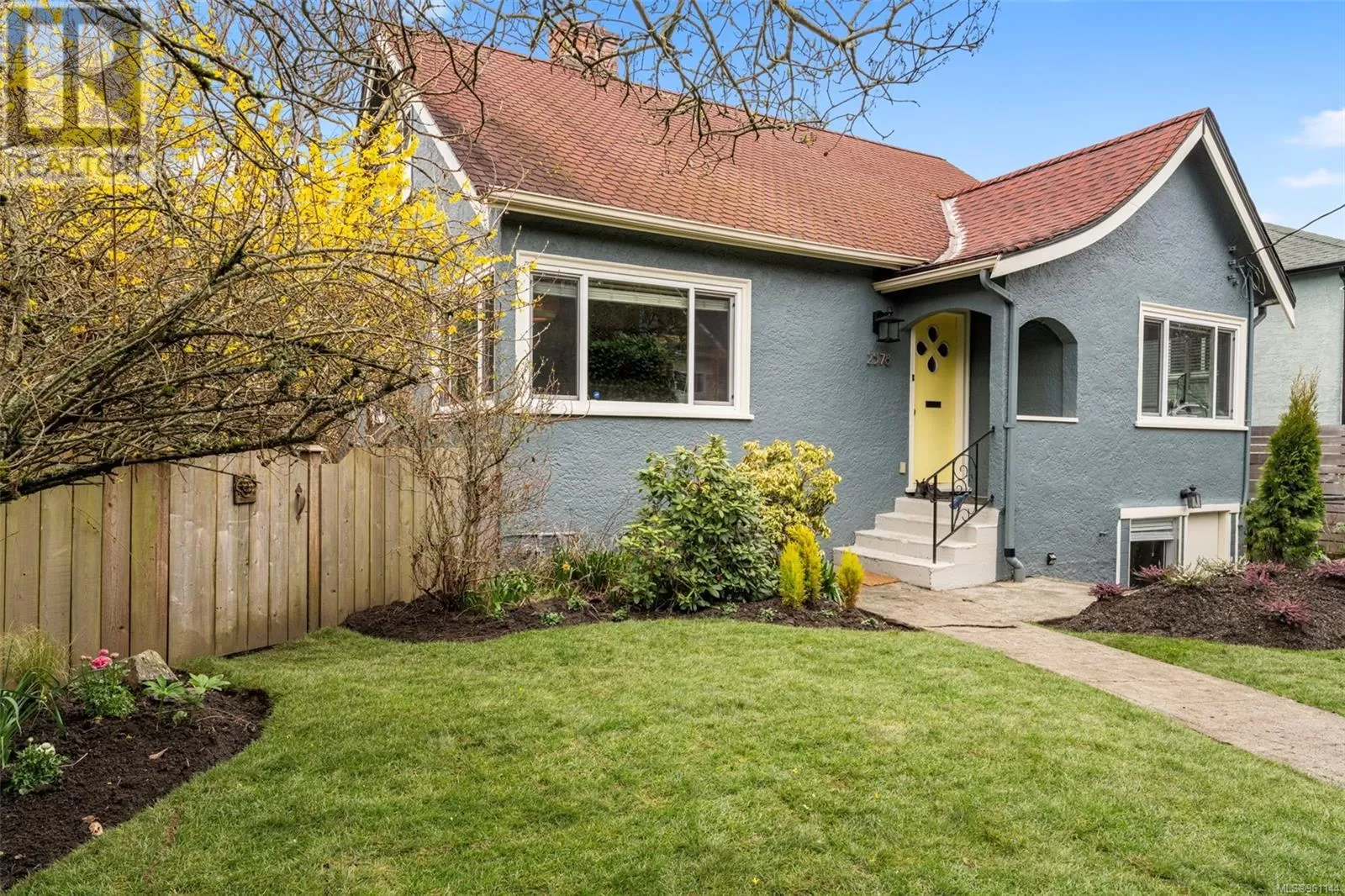 House for rent: 2578 Blackwood St, Victoria, British Columbia V8T 3W1