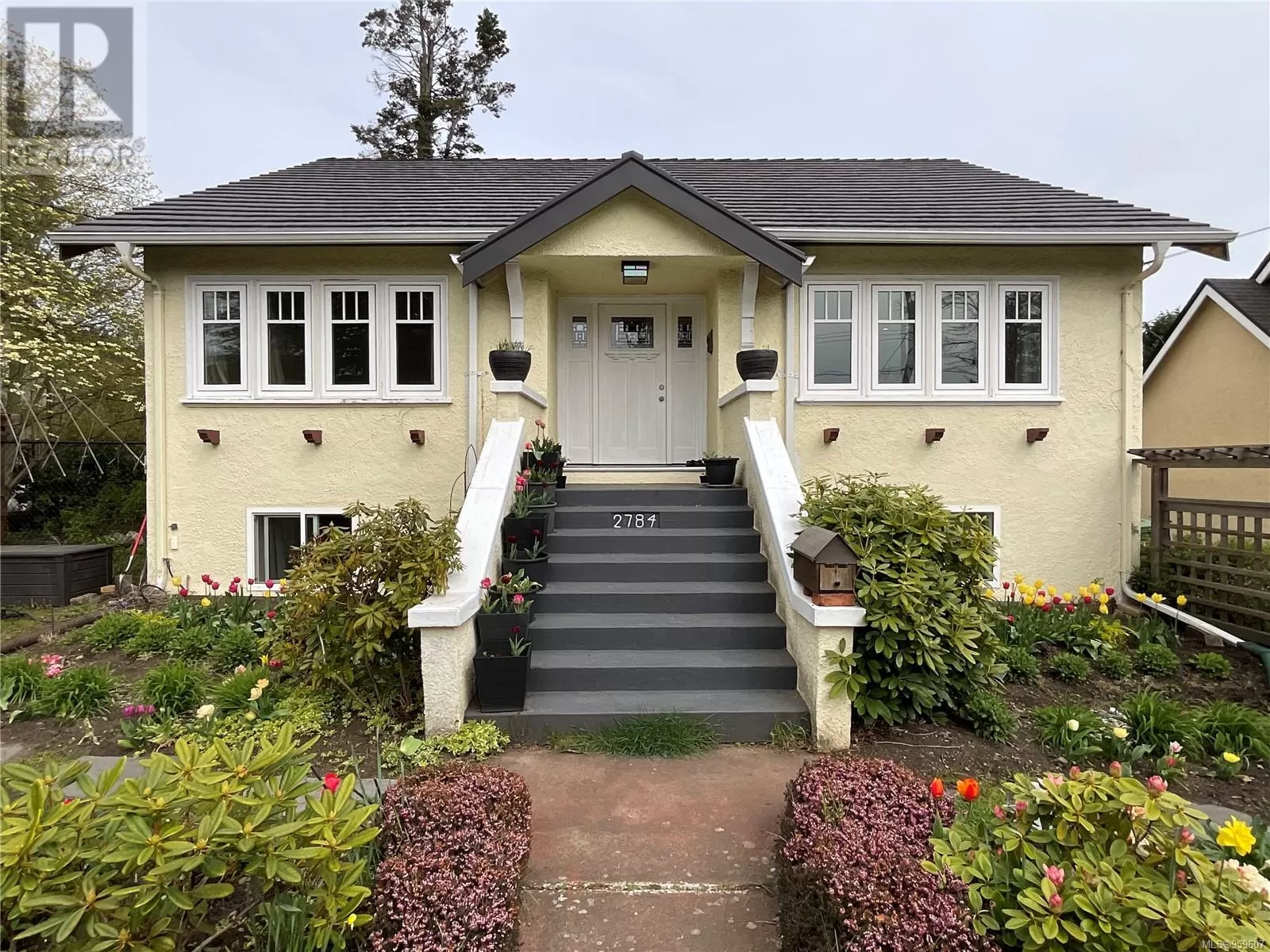 House for rent: 2784 Thompson Ave, Oak Bay, British Columbia V8R 3K8
