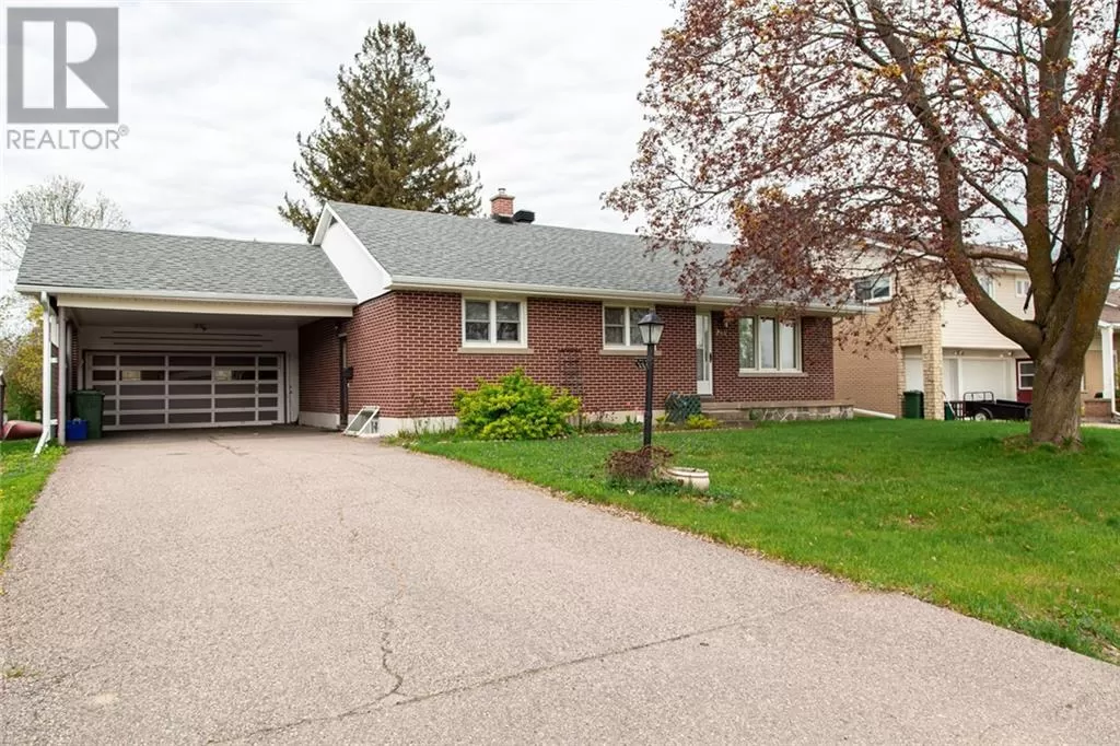 House for rent: 284 Clemow Avenue, Pembroke, Ontario K8A 2E4