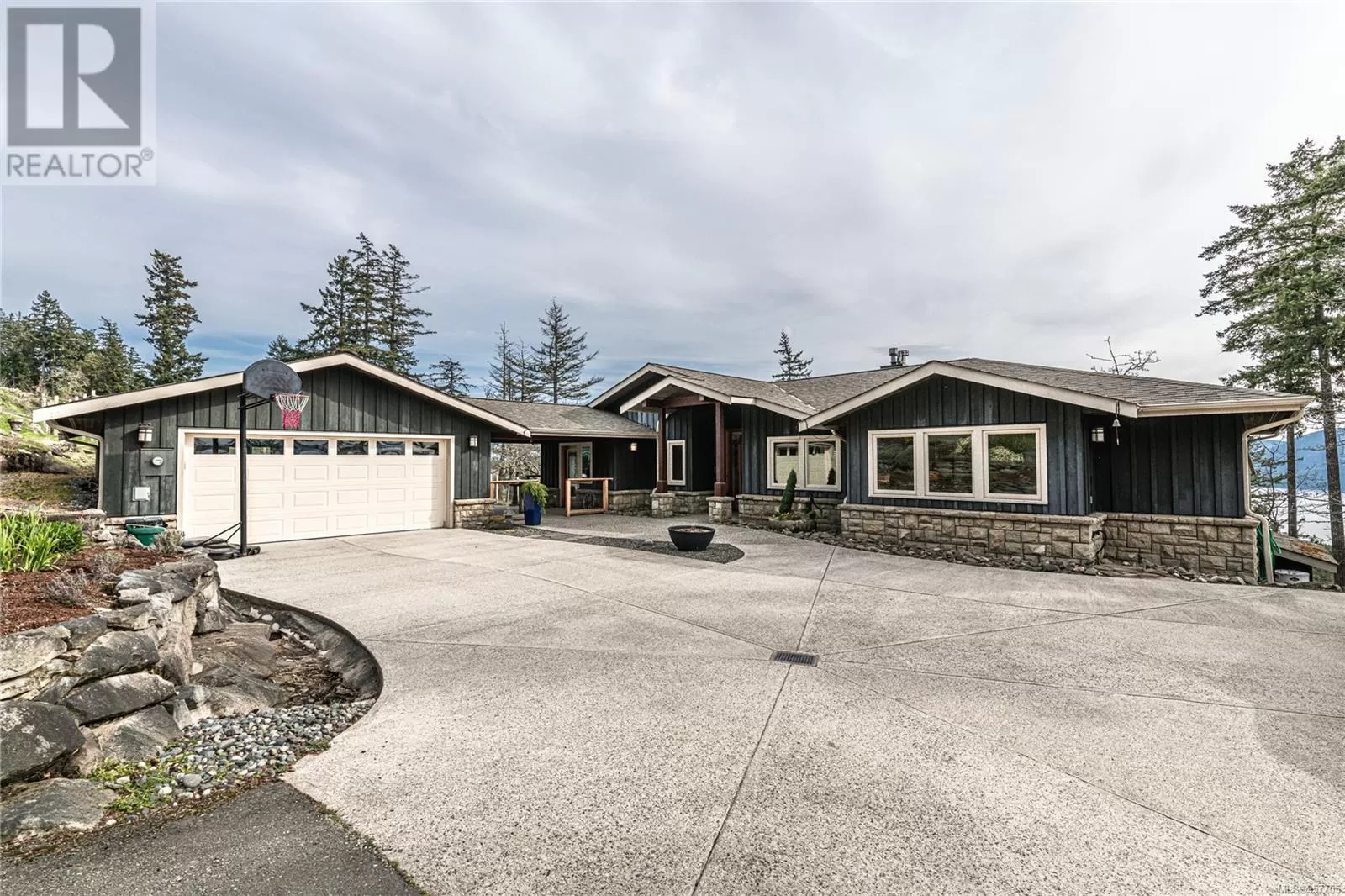 House for rent: 285 & 289 Canvasback Pl, Salt Spring, British Columbia V8K 2W5