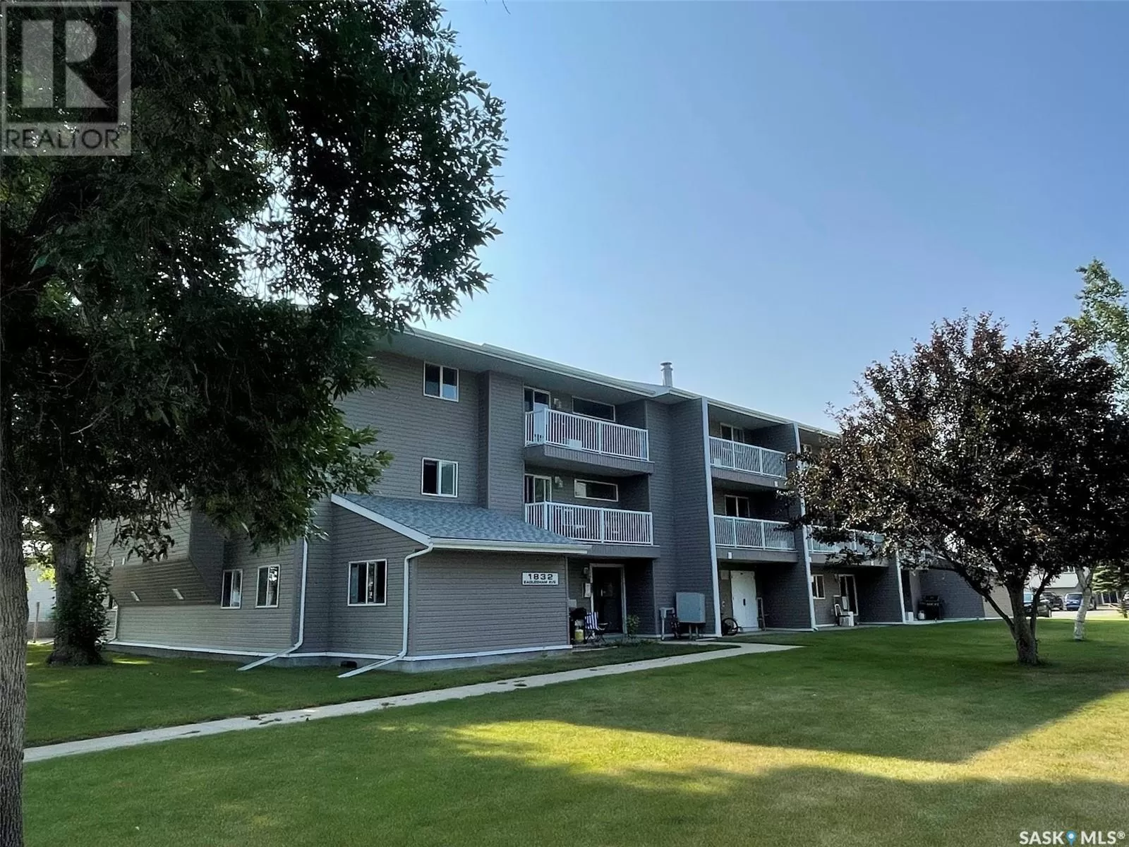 Apartment for rent: 301 1832 Eaglesham Avenue, Weyburn, Saskatchewan S4H 3A8