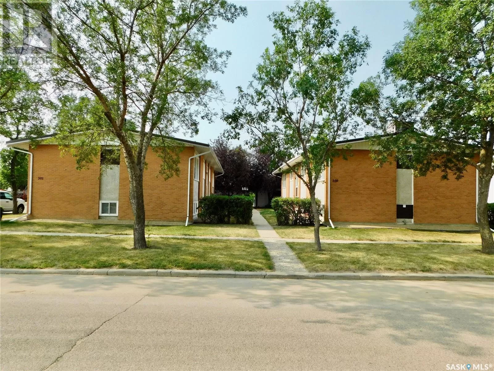 Multi-Family for rent: 301 - 309 3rd Avenue W, Assiniboia, Saskatchewan S0H 0B0
