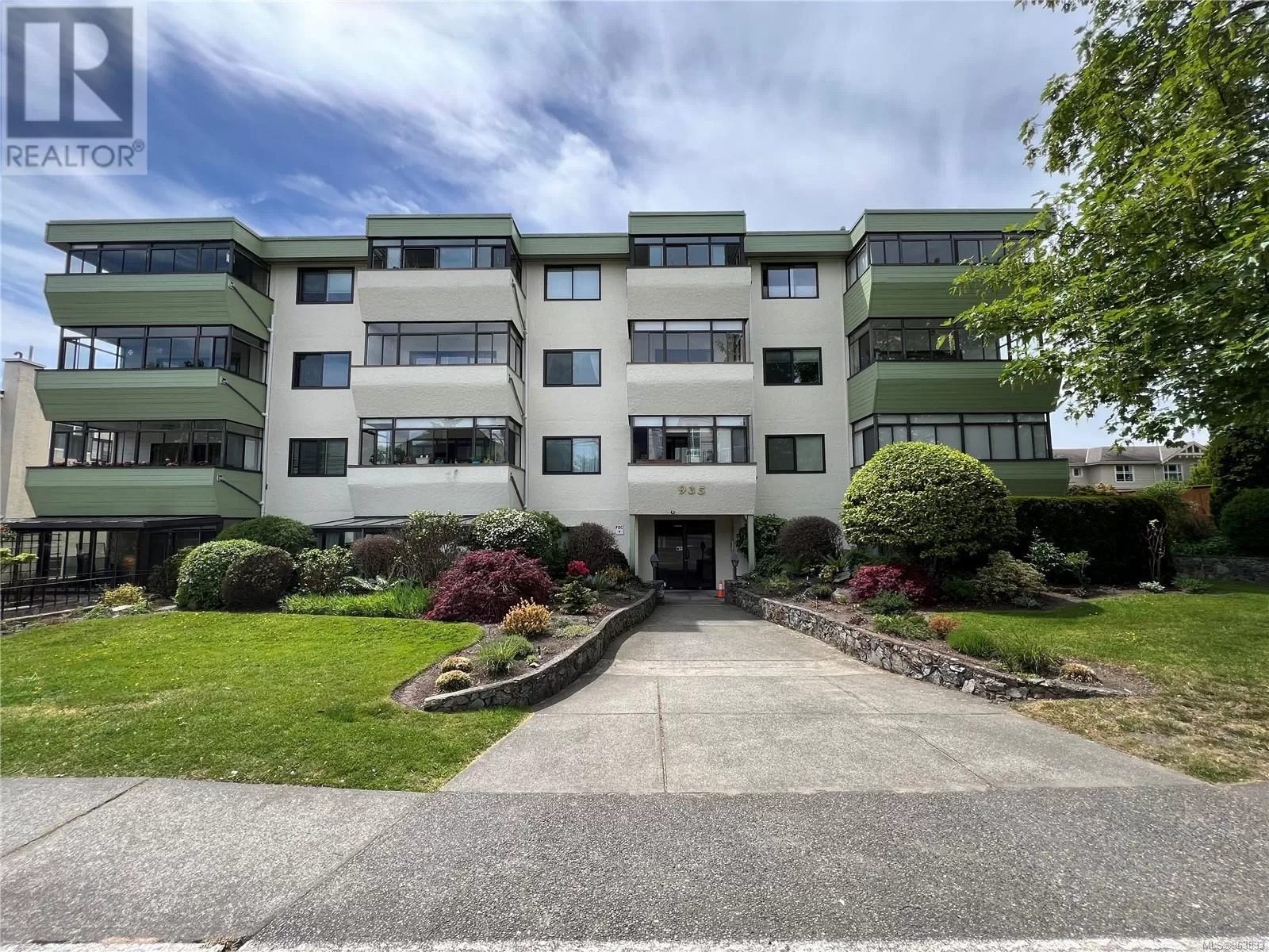 Apartment for rent: 301 935 Fairfield Rd, Victoria, British Columbia V8V 3A3
