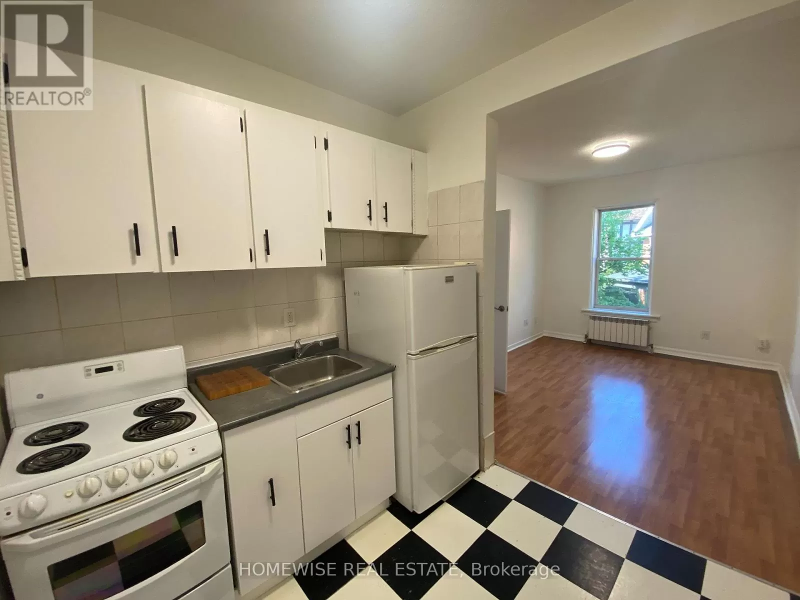 Apartment for rent: 303 - 1 Triller Avenue, Toronto, Ontario M6K 3B7